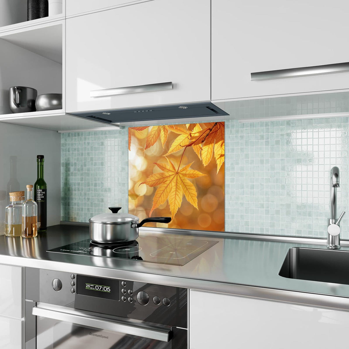 Küchenrückwand aus Glas Ahorn im Gegenlicht im quadratischen Format als Spritzschutz hinter dem Kochfeld, über dem Fliesenspiegel montiert