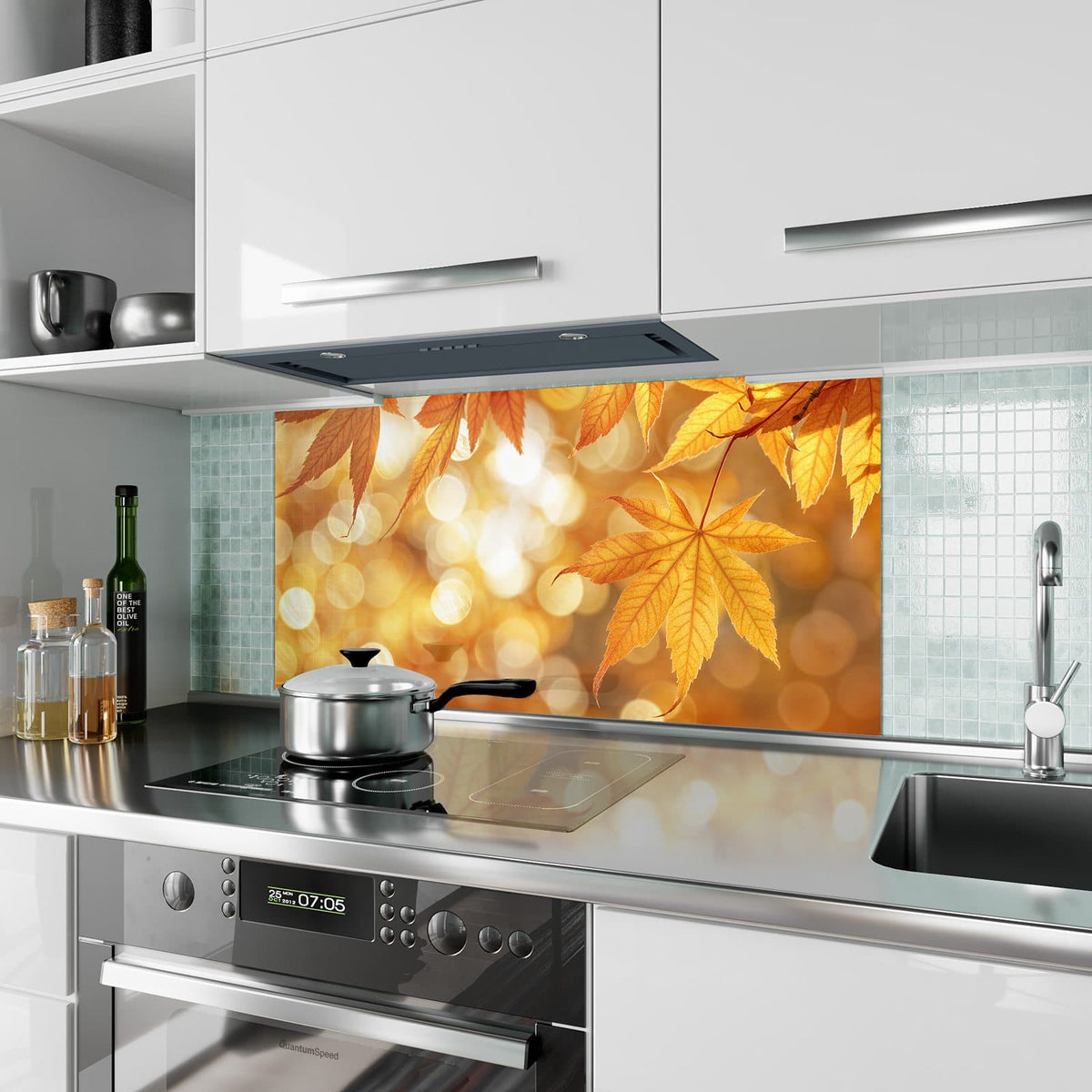 Küchenrückwand aus Glas Ahorn im Gegenlicht im Hochformat als Spritzschutz hinter dem Kochfeld, über dem Fliesenspiegel montiert