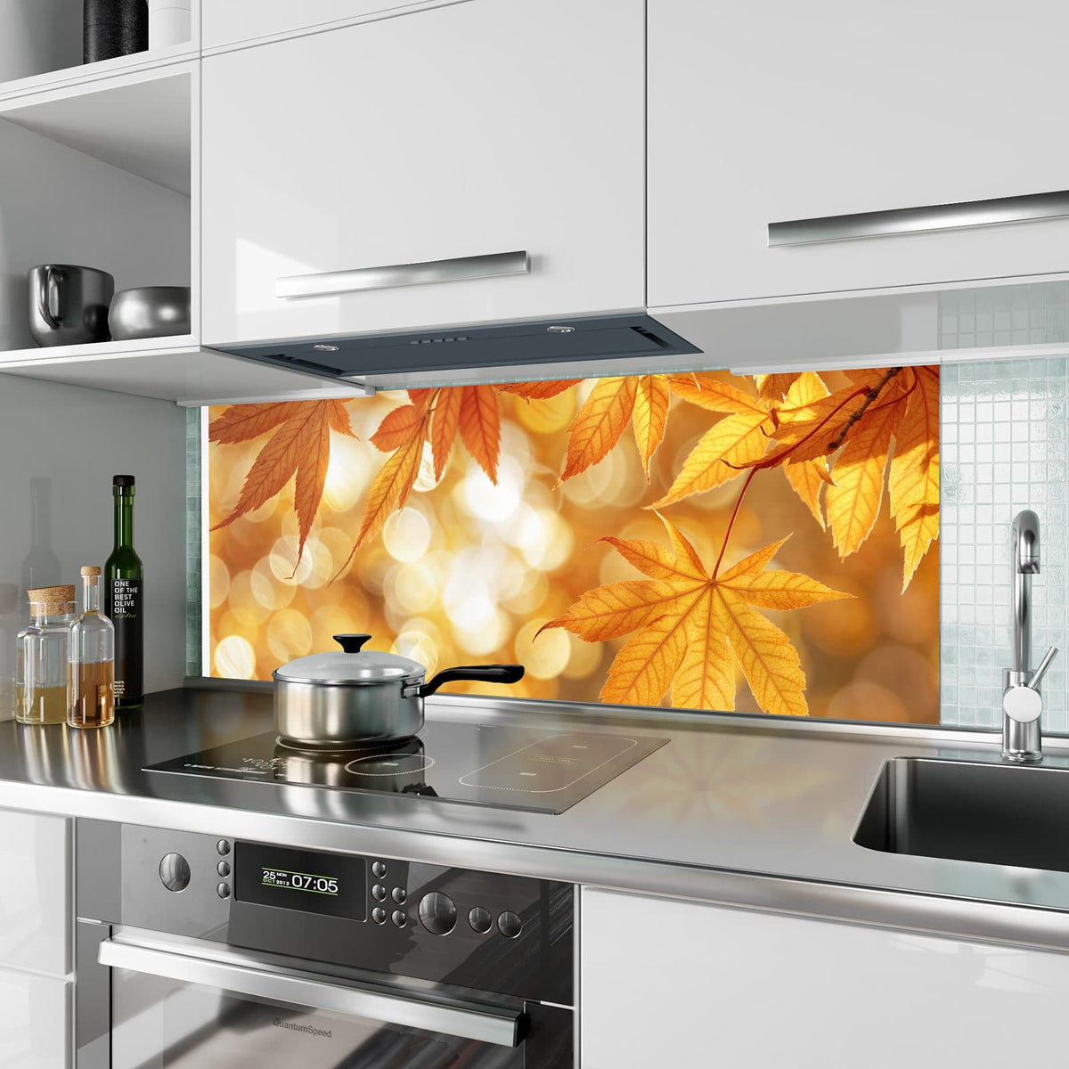 Küchenrückwand aus Glas Ahorn im Gegenlicht im Hochformat als Spritzschutz hinter dem Kochfeld, über dem Fliesenspiegel montiert