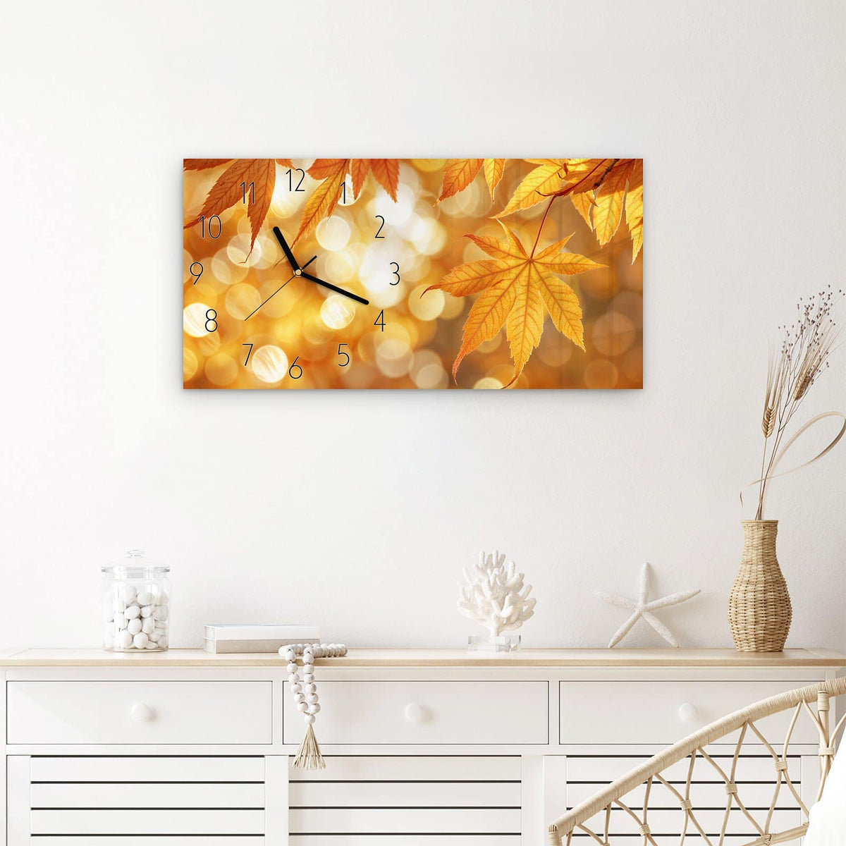 Wanduhr Herbstlich Glitzernd aus Glas – Querformat 60 × 30 cm – Goldgelbes Herbstlaub im Gegenlicht