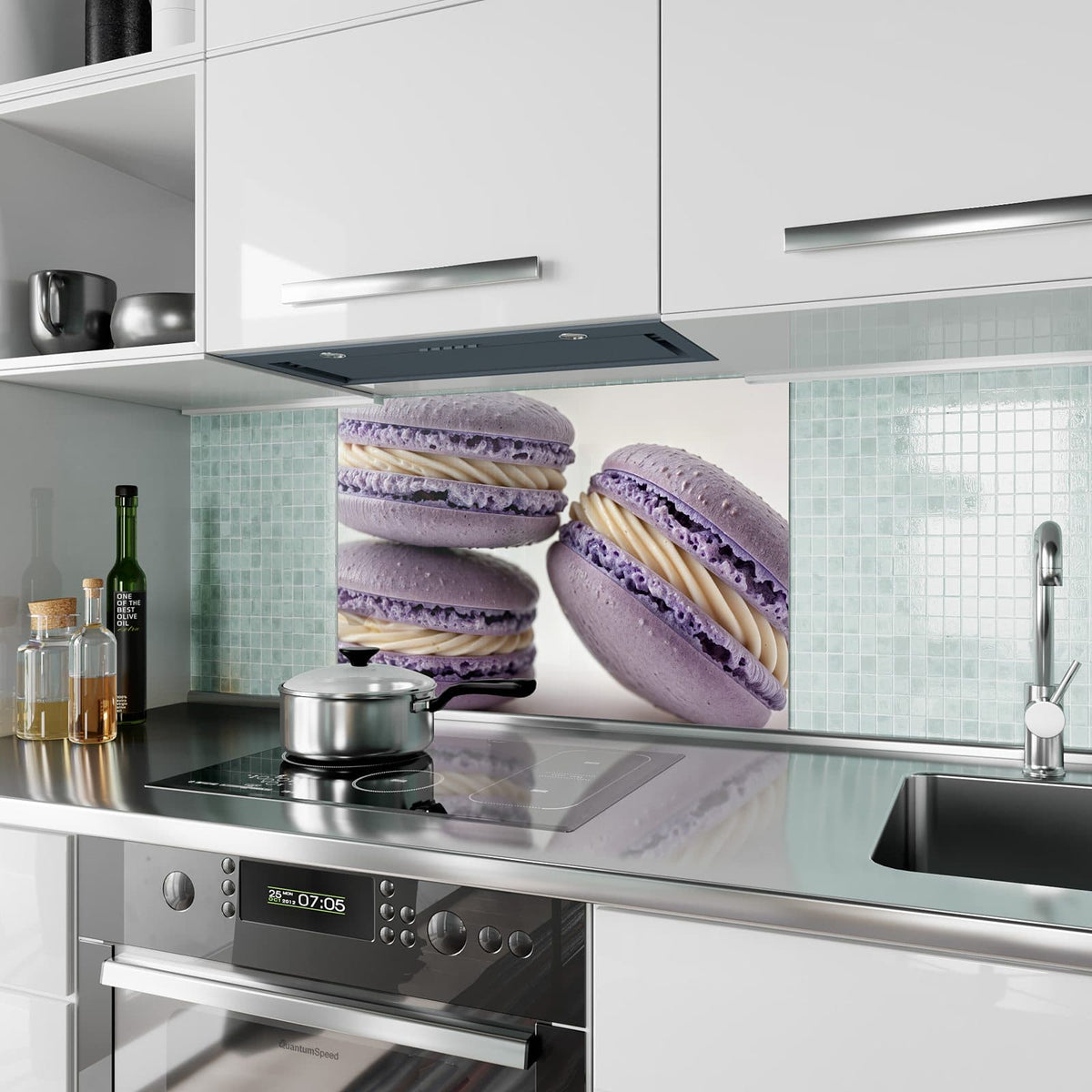 Küchenrückwand aus Glas Lila Macarons mit Creme im Hochformat als Spritzschutz hinter dem Kochfeld, über dem Fliesenspiegel montiert