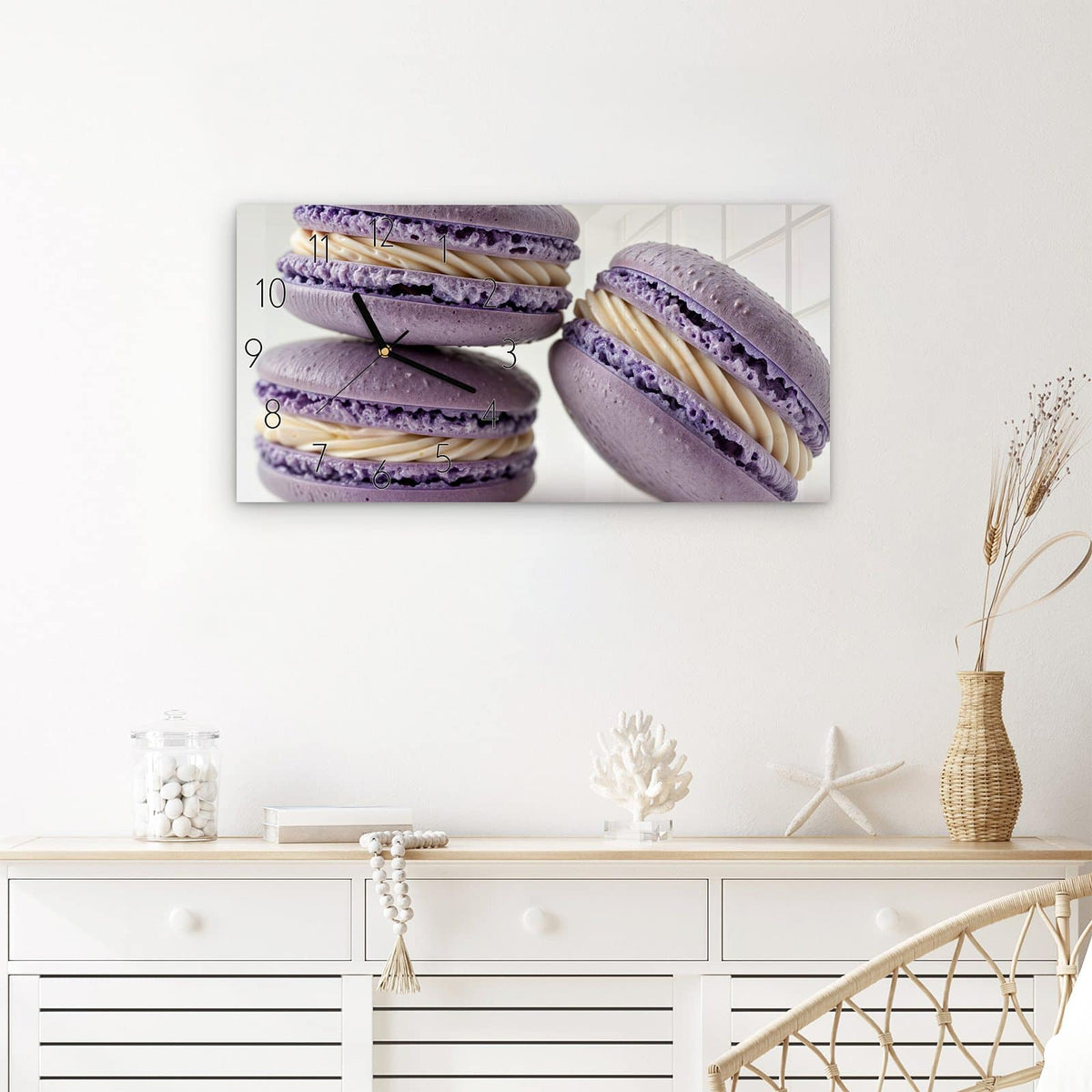 Wanduhr Lila Macarons aus Glas – Querformat 60 × 30 cm – Gestapelte lila Macarons