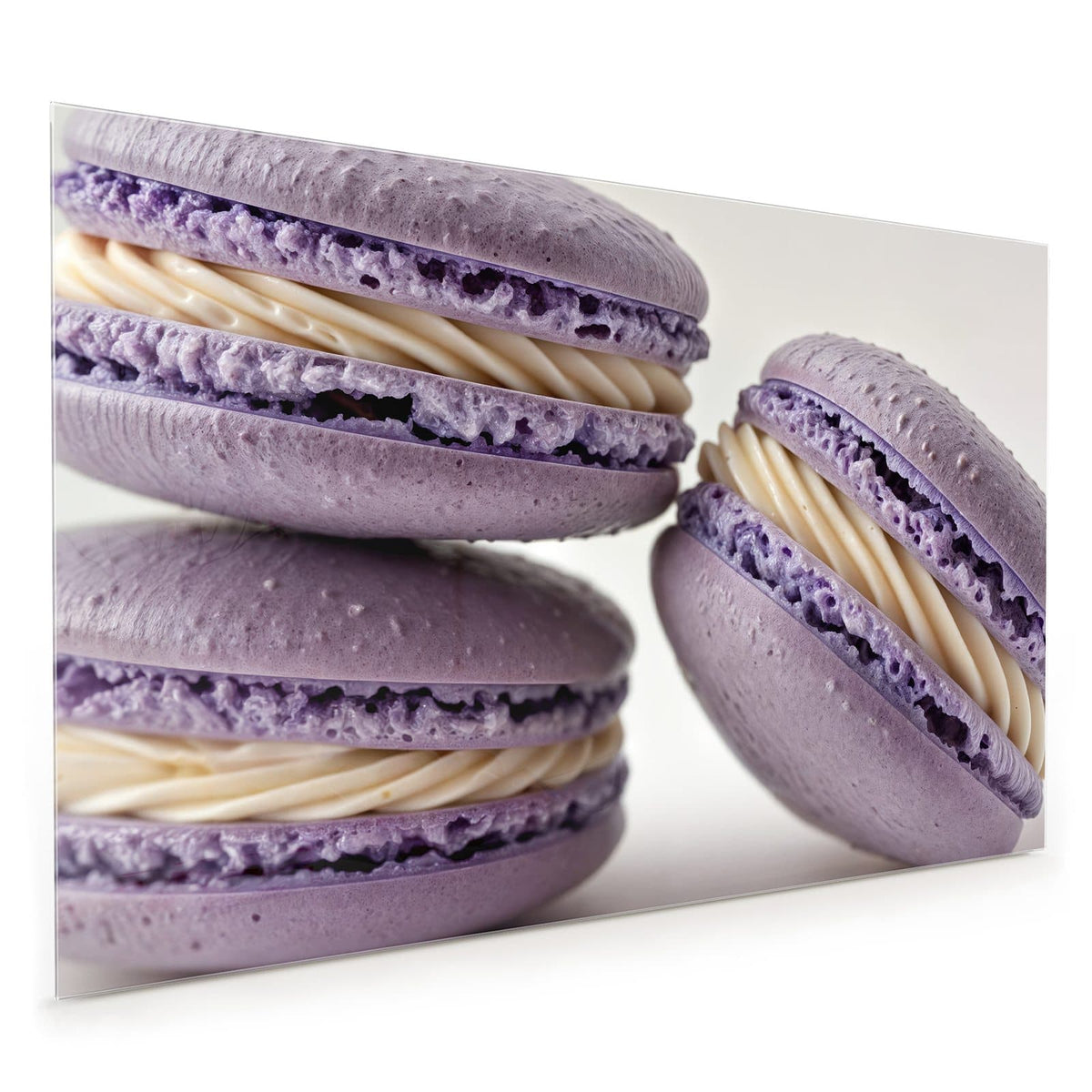 Küchenrückwand aus Glas im Hochformat: Mehrere fliederfarbene Macarons mit dick aufgespritzter heller Cremefüllung, Nahaufnahme