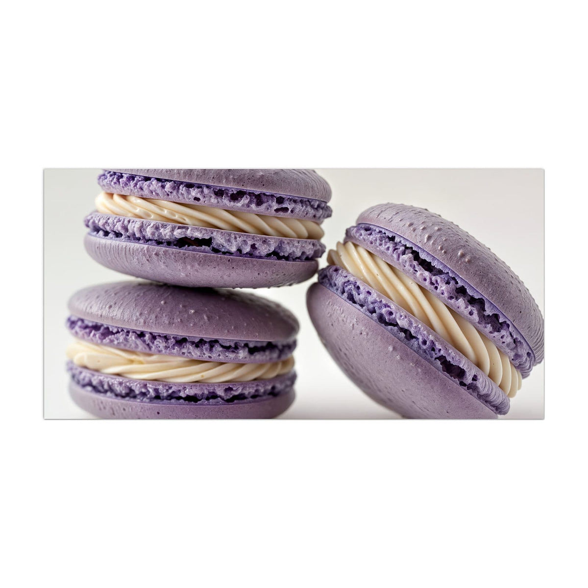 Küchenrückwand aus Glas Lila Macarons mit Creme im Hochformat, Motiv bildfüllend von vorn