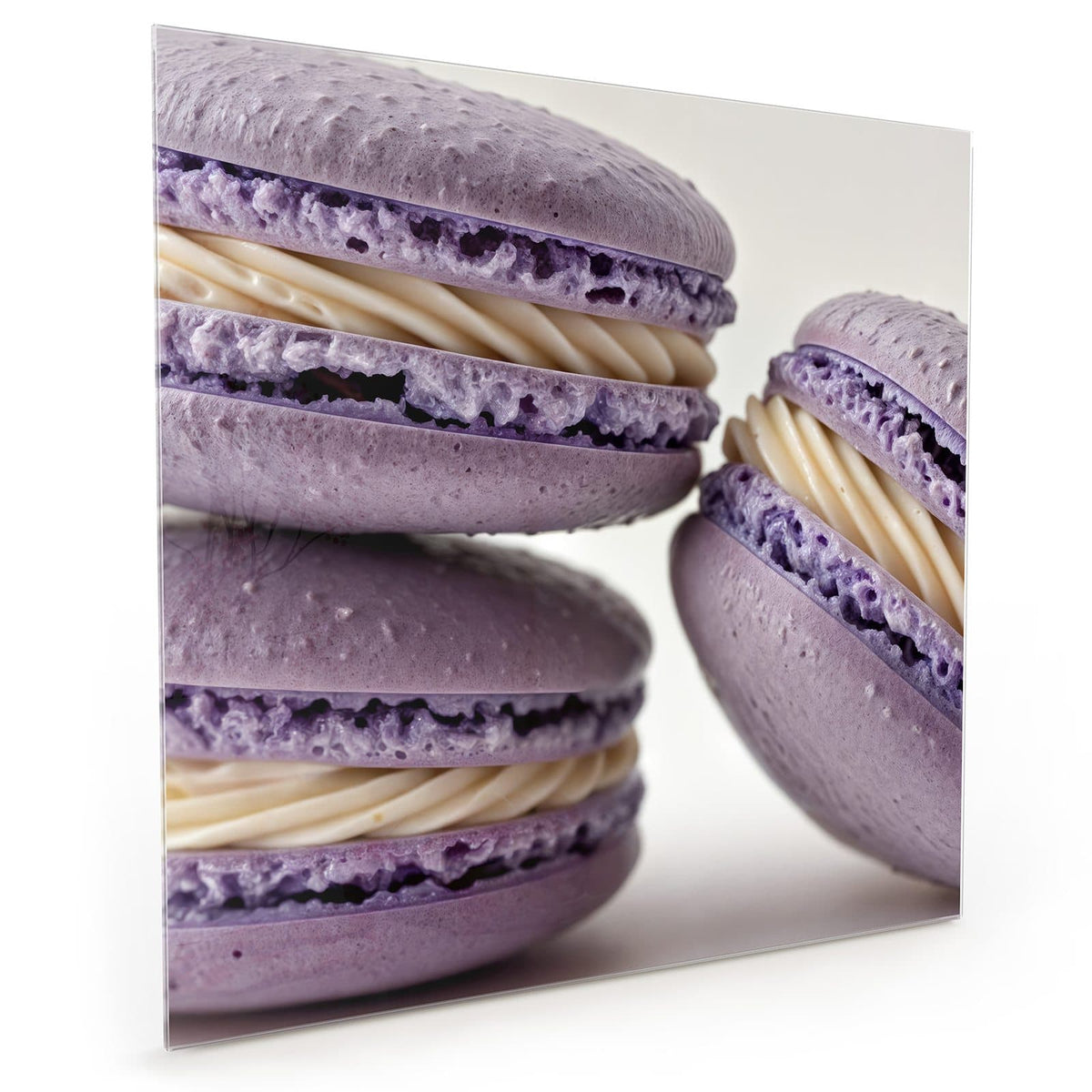 Küchenrückwand aus Glas im quadratischen Format: Mehrere fliederfarbene Macarons mit dick aufgespritzter heller Cremefüllung, Nahaufnahme #grösse_40 x 40 cm #grösse_50 x 50 cm #grösse_60 x 60 cm