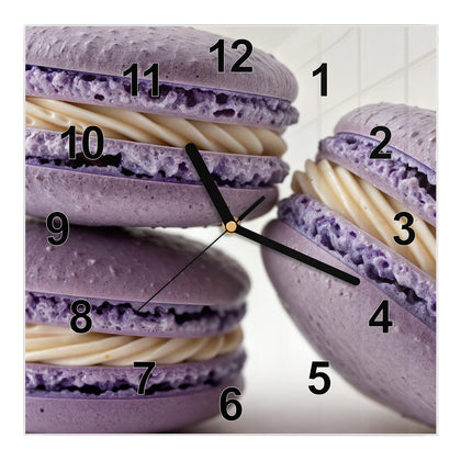 Wanduhr Quadratisch mit dem Motiv Lila Macarons mit Creme
