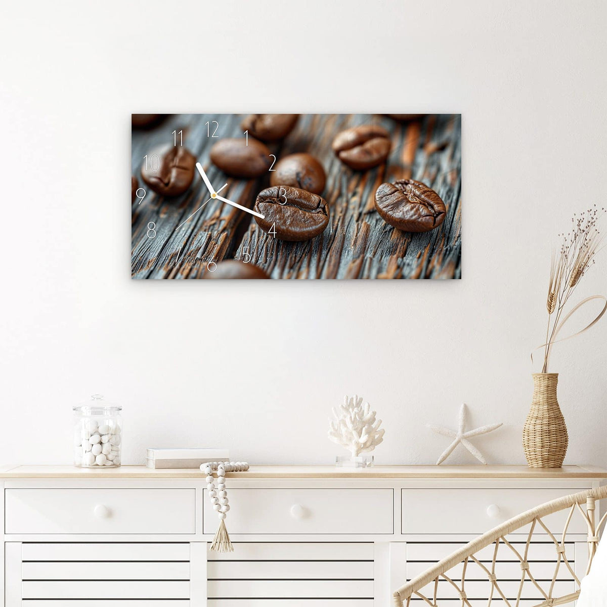 Wanduhr Sanfte Kaffeebohnen aus Glas – Querformat 60 × 30 cm – Kaffeebohnen auf rustikalem Holz