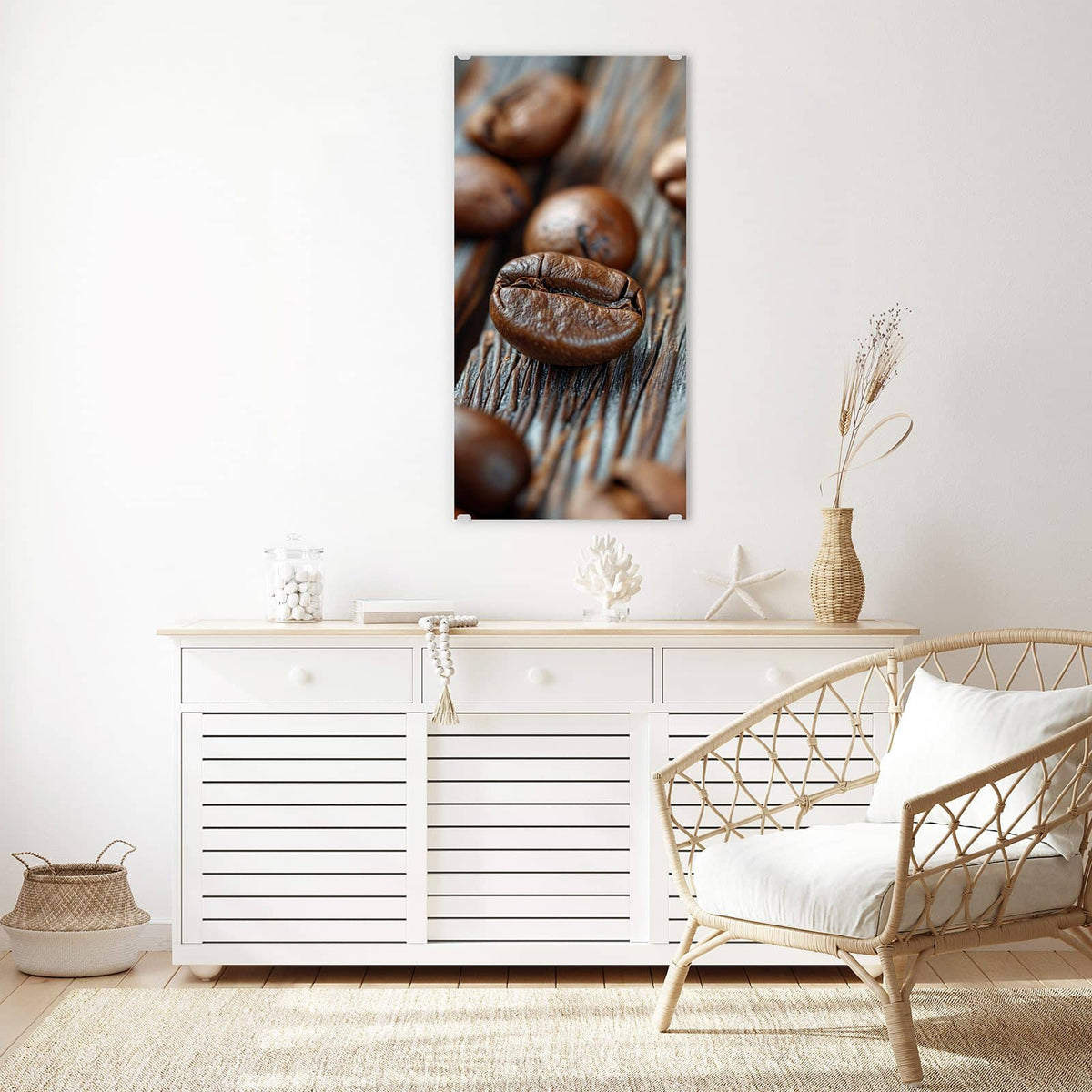 Glasbild Röstbohnen auf Altholz an der Wand – Makro von zwei scharf gestellten Kaffeebohnen auf grau verwittertem Holz