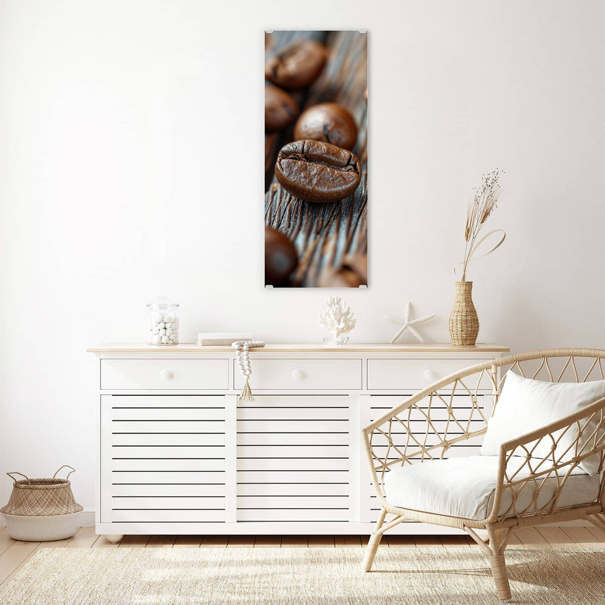 Wandbild - Röstbohnen auf Altholz - Hochformat – Kaffeebohnen auf rustikalem Holz
