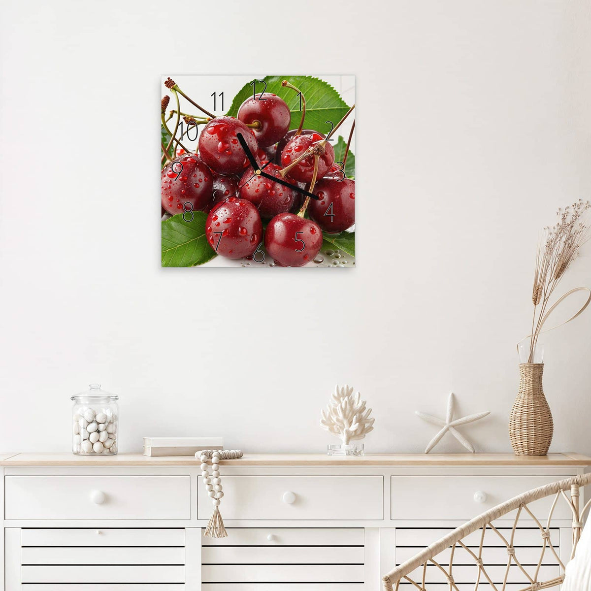 Wanduhr Kirschen mit Tautropfen aus Glas – Quadratisch 30 × 30 cm – Glänzende Kirschen zwischen grünen Blättern