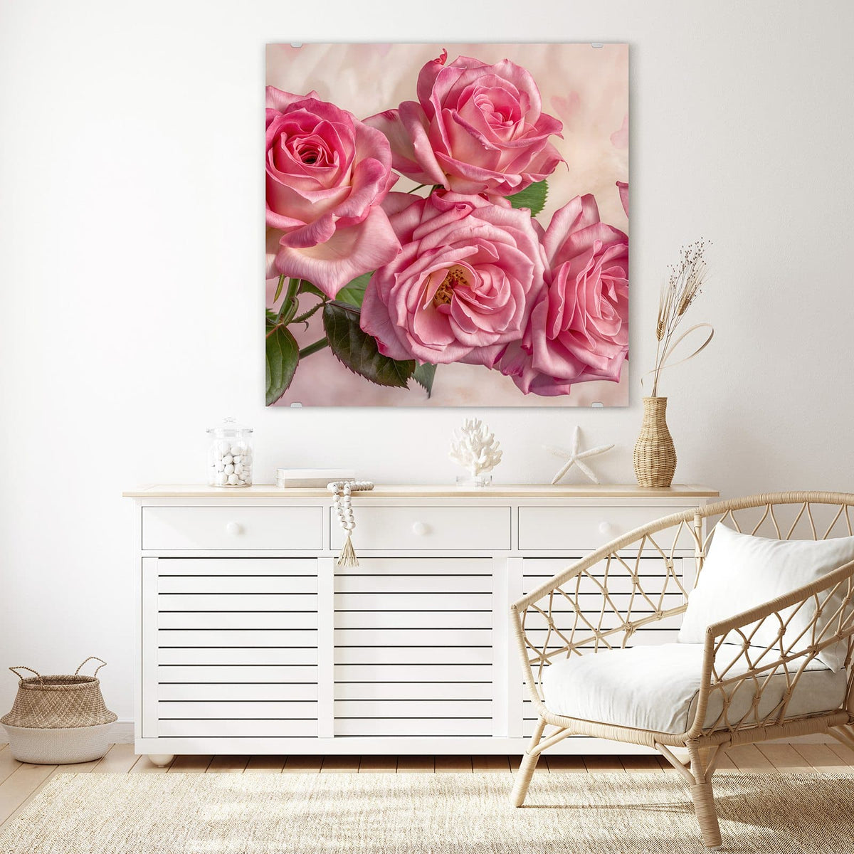 Glasbild Rosa Rosenblüten an der Wand – Vier weit geöffnete rosa Rosen in Nahaufnahme vor hellem Rosé, im Hintergrund nur schemenhafte Herzformen.