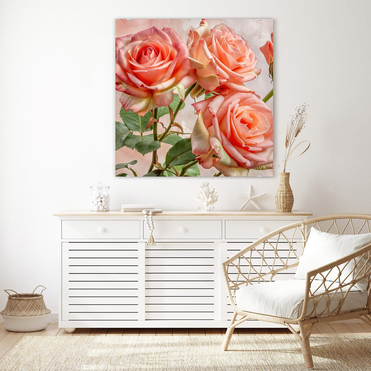 Glasbild Korallenrote Rosen an der Wand – Drei geöffnete Rosen in Korallen-/Lachsrosa mit grünen Blättern vor zartrosa Grund