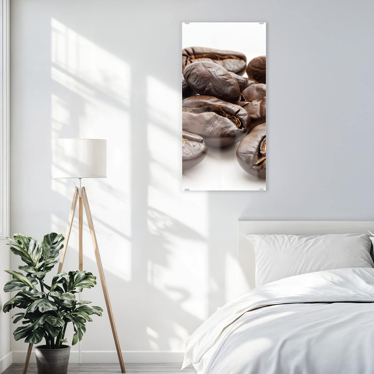 Glasbild Geröstete Kaffeebohnen an der Wand – Makroaufnahme weniger dunkel gerösteter Kaffeebohnen vor weißem Grund
