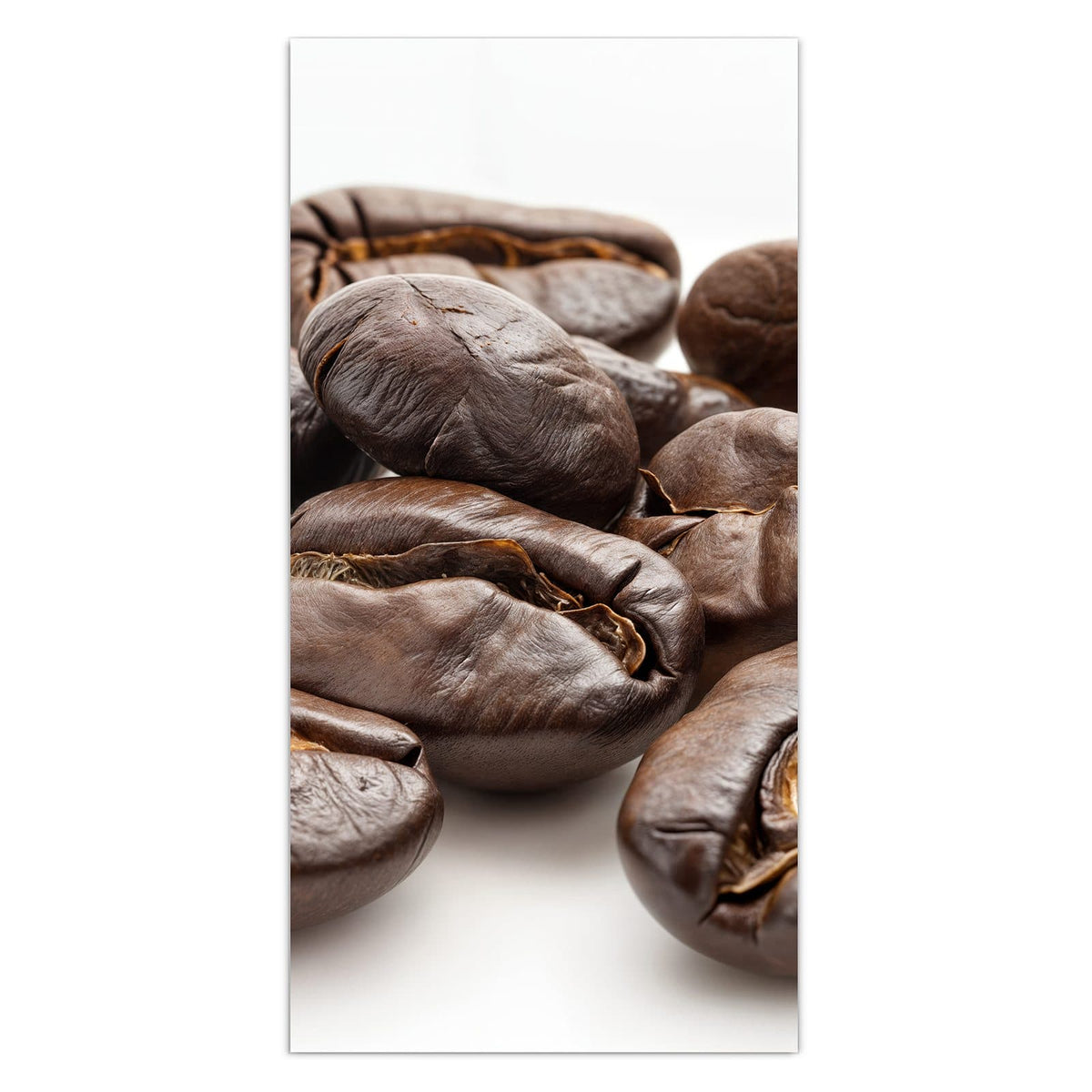 Makroaufnahme weniger dunkel gerösteter Kaffeebohnen vor weißem Grund