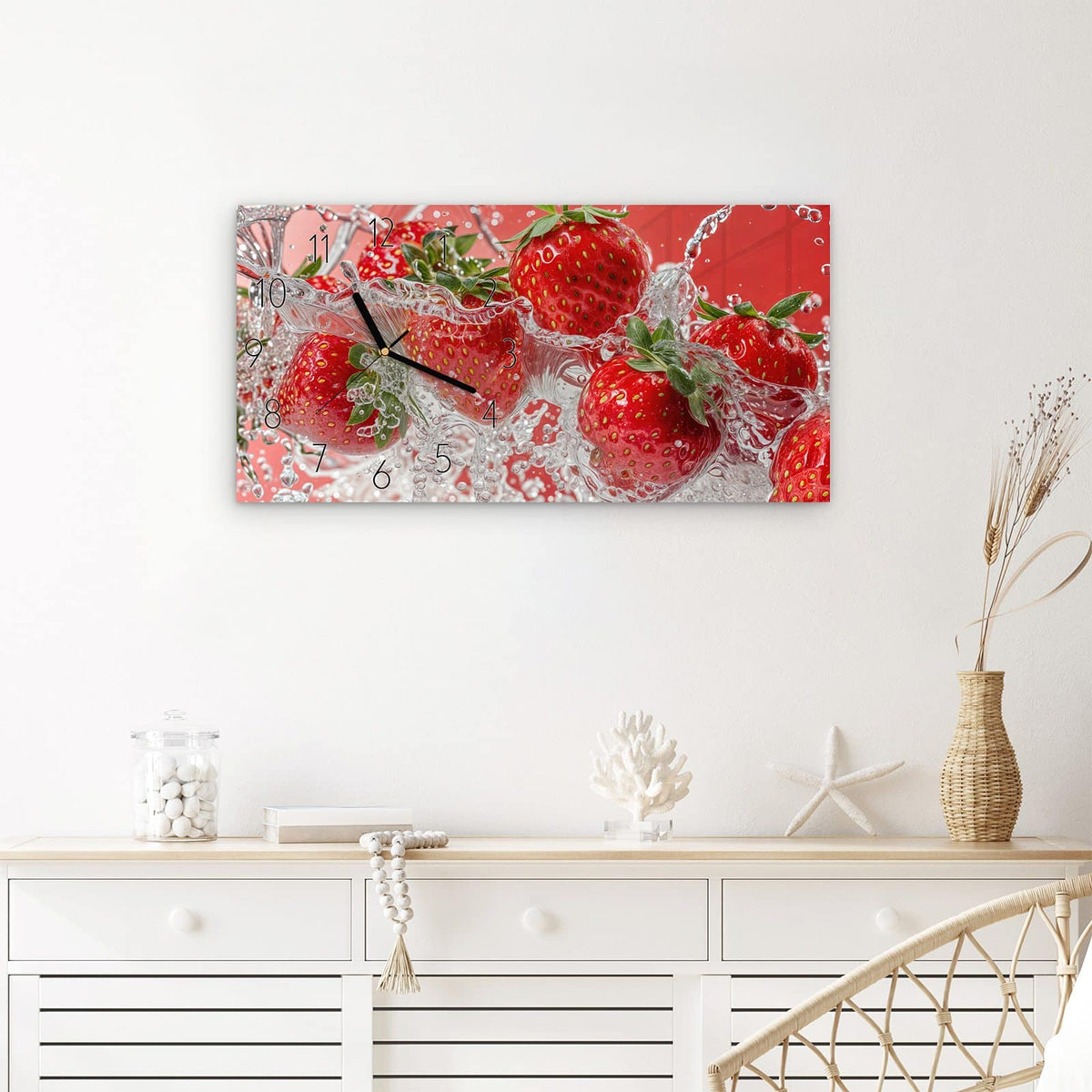 Wanduhr Erdbeerspritzer aus Glas – Querformat 60 × 30 cm – Erdbeeren im spritzenden Wasser