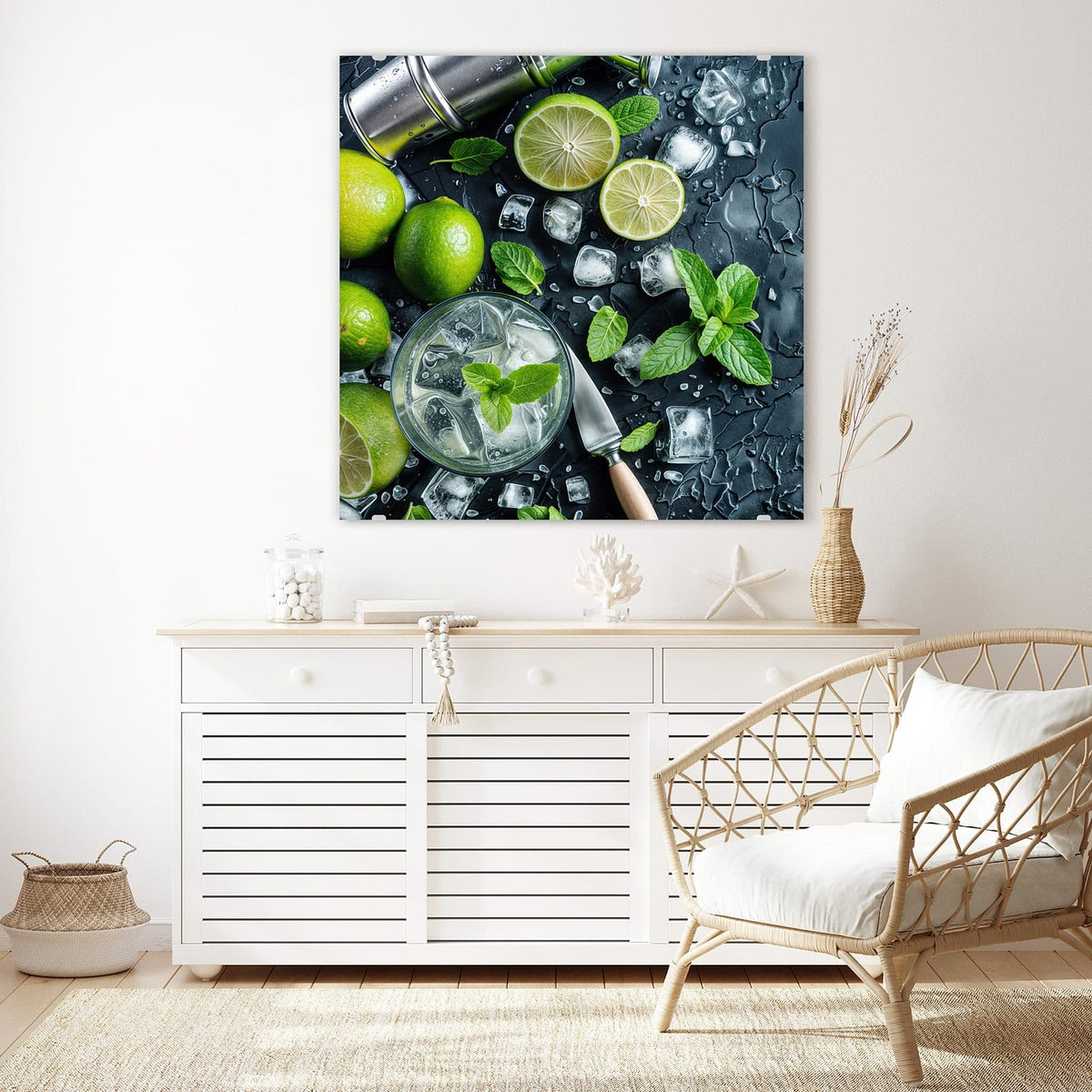 Glasbild Frische Limetten an der Wand – Limetten, Minzblätter und Eiswürfel um ein Glas mit Eis auf nasser dunkler Schieferplatte