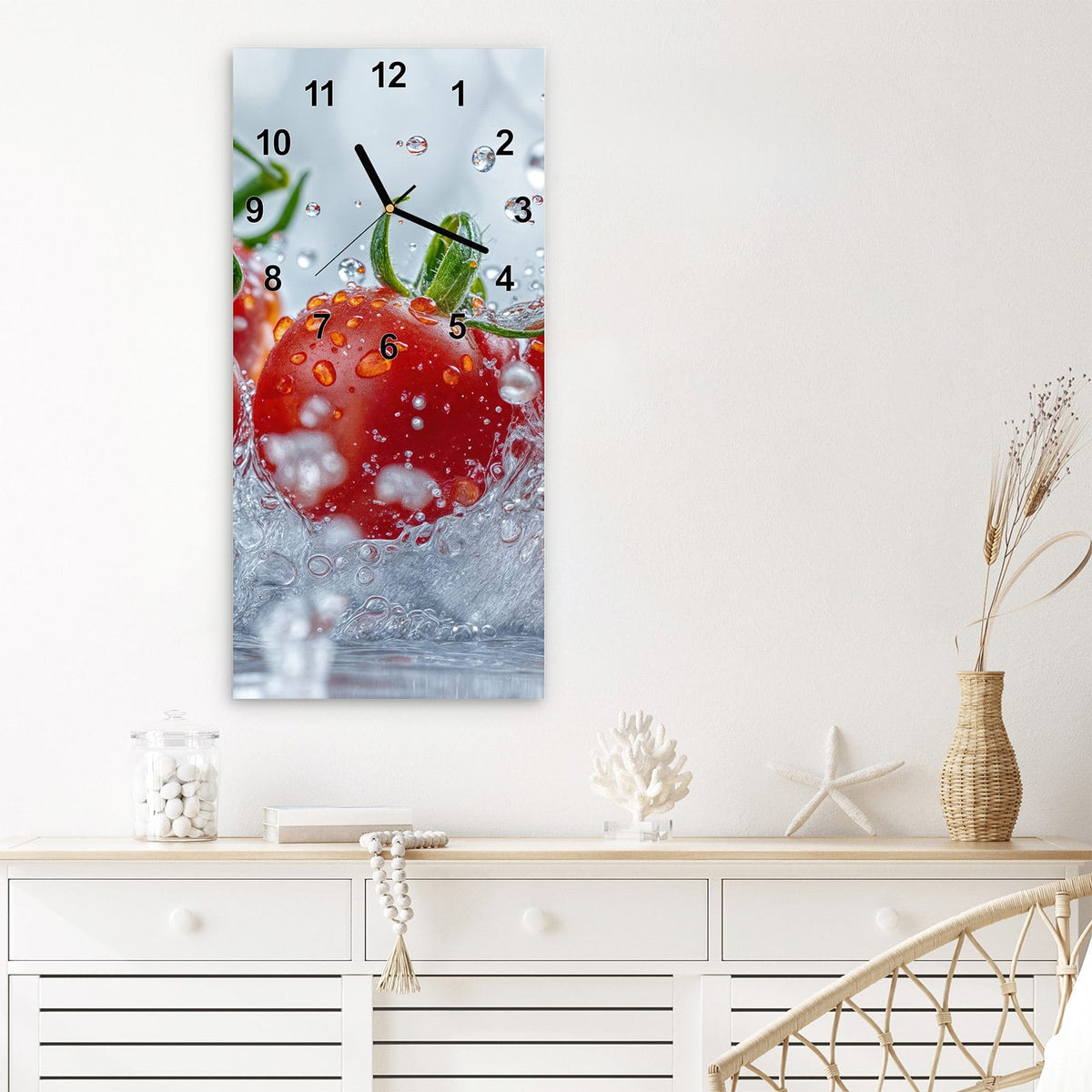 Wanduhr aus Glas im Hochformat Tomaten im Wasser mit Ziffernblatt Modern über einem weißen Sideboard