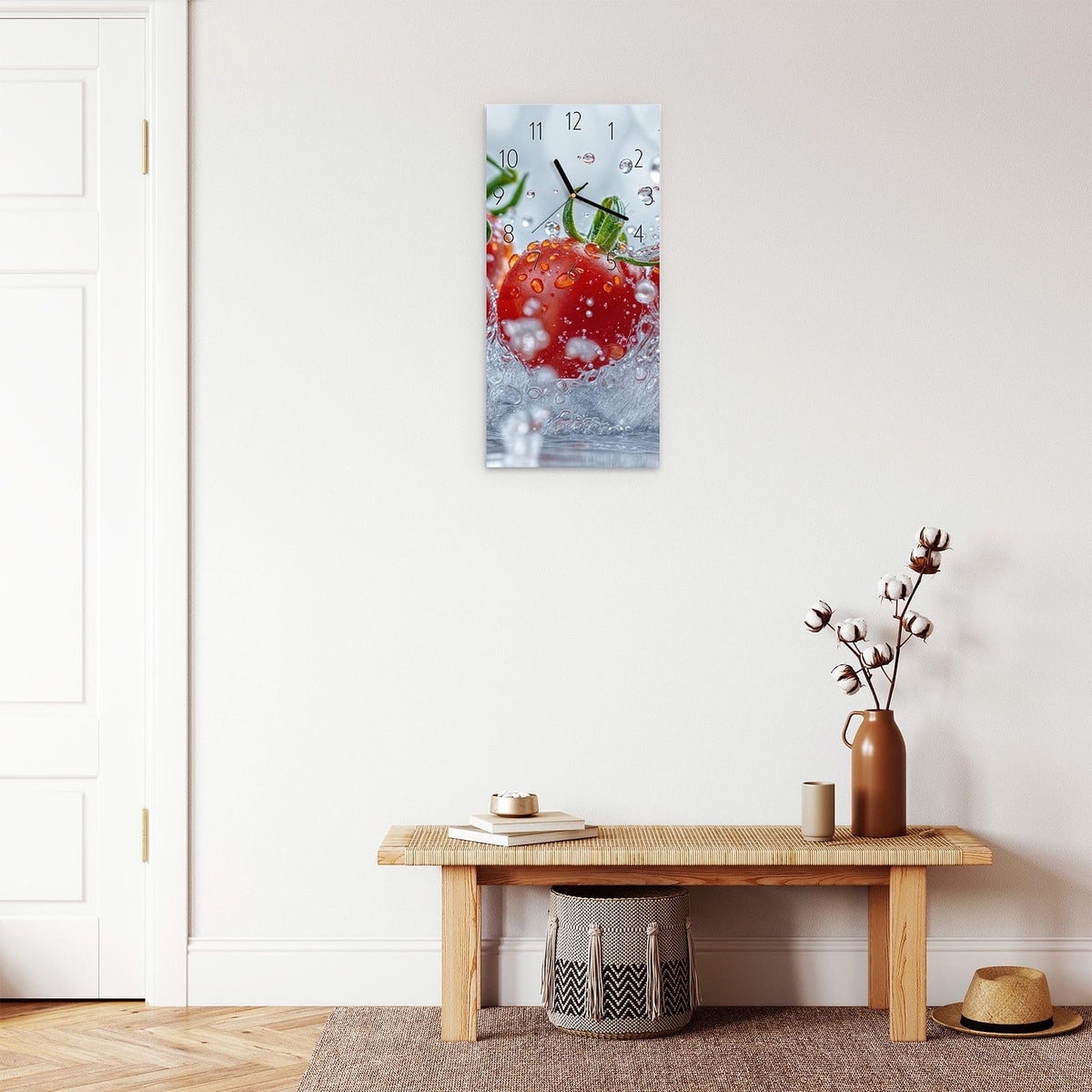 Wanduhr aus Glas im Hochformat Tomaten im Wasser mit Ziffernblatt Elegant über einer Holzbank im Flur
