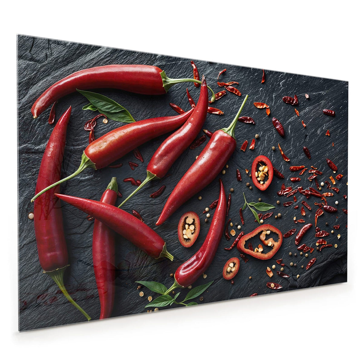 Küchenrückwand aus Glas im Hochformat mit Motiv Feurige Chilis: Acht leuchtend rote Chilischoten, einige Ringe und getrocknete Flocken auf dunklem Schiefer