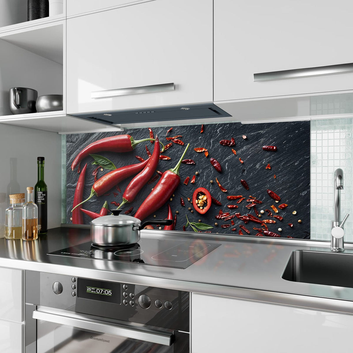 Küchenrückwand aus Glas Feurige Chilis im Hochformat als Spritzschutz hinter dem Kochfeld, über dem Fliesenspiegel montiert