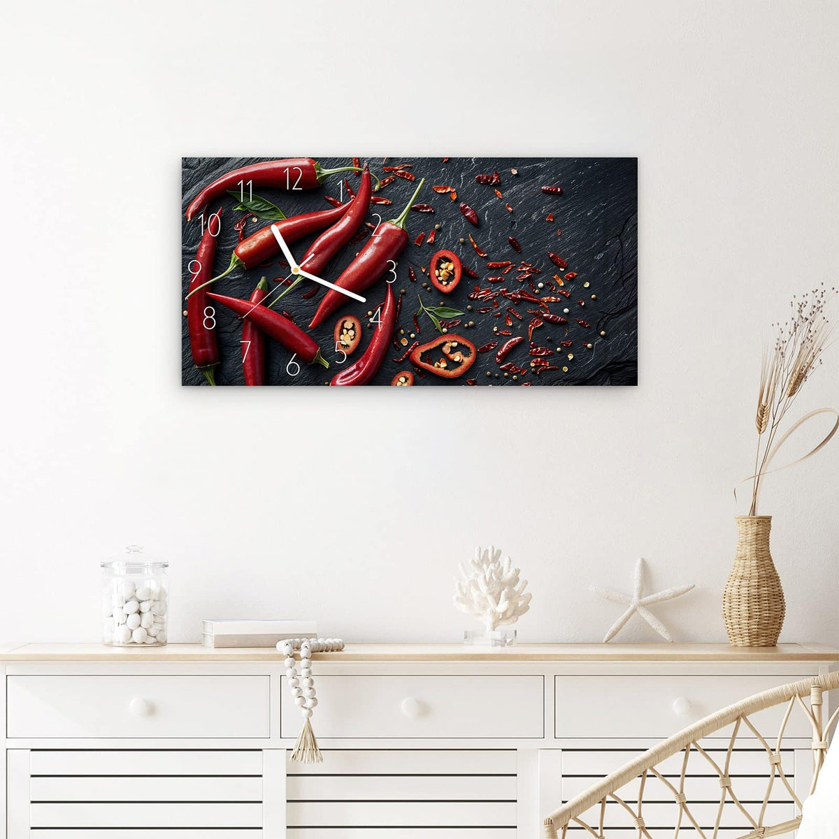 Wanduhr Rote Chili Schoten aus Glas – Querformat 60 × 30 cm – Rote Chilis auf dunklem Schiefer
