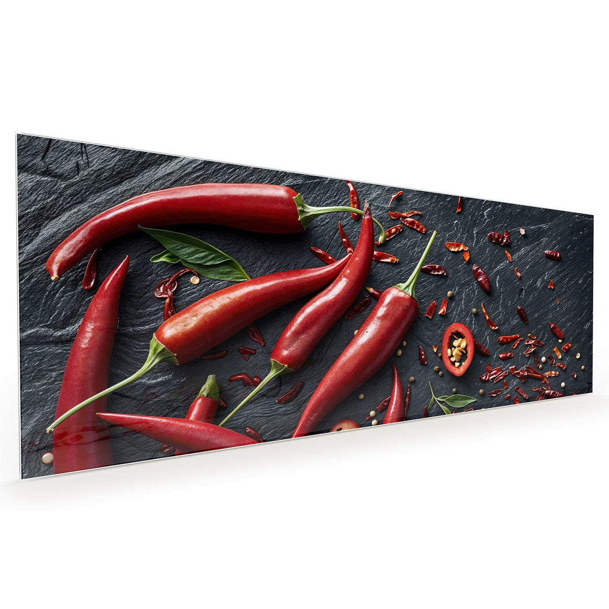 Küchenrückwand aus Glas im Hochformat mit Motiv Feurige Chilis: Acht leuchtend rote Chilischoten, einige Ringe und getrocknete Flocken auf dunklem Schiefer
