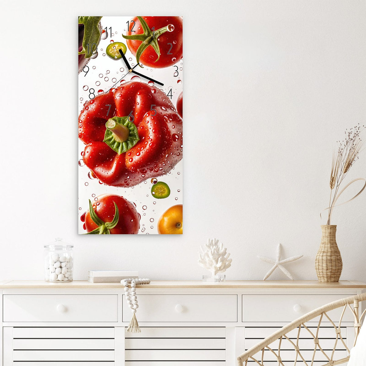 Wanduhr Buntes Frischgemüse aus Glas – Hochformat 30 × 60 cm – Paprika, Tomaten und Gurken mit Tropfen