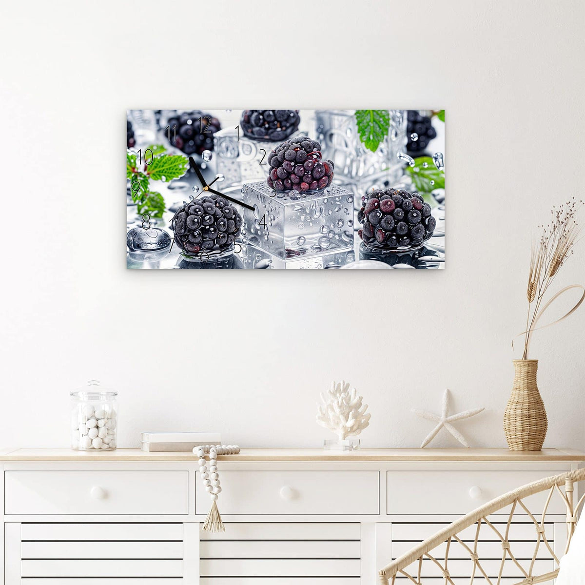 Wanduhr Brombeeren Eiskalt aus Glas – Querformat 60 × 30 cm – Brombeeren auf klaren Eiswürfeln
