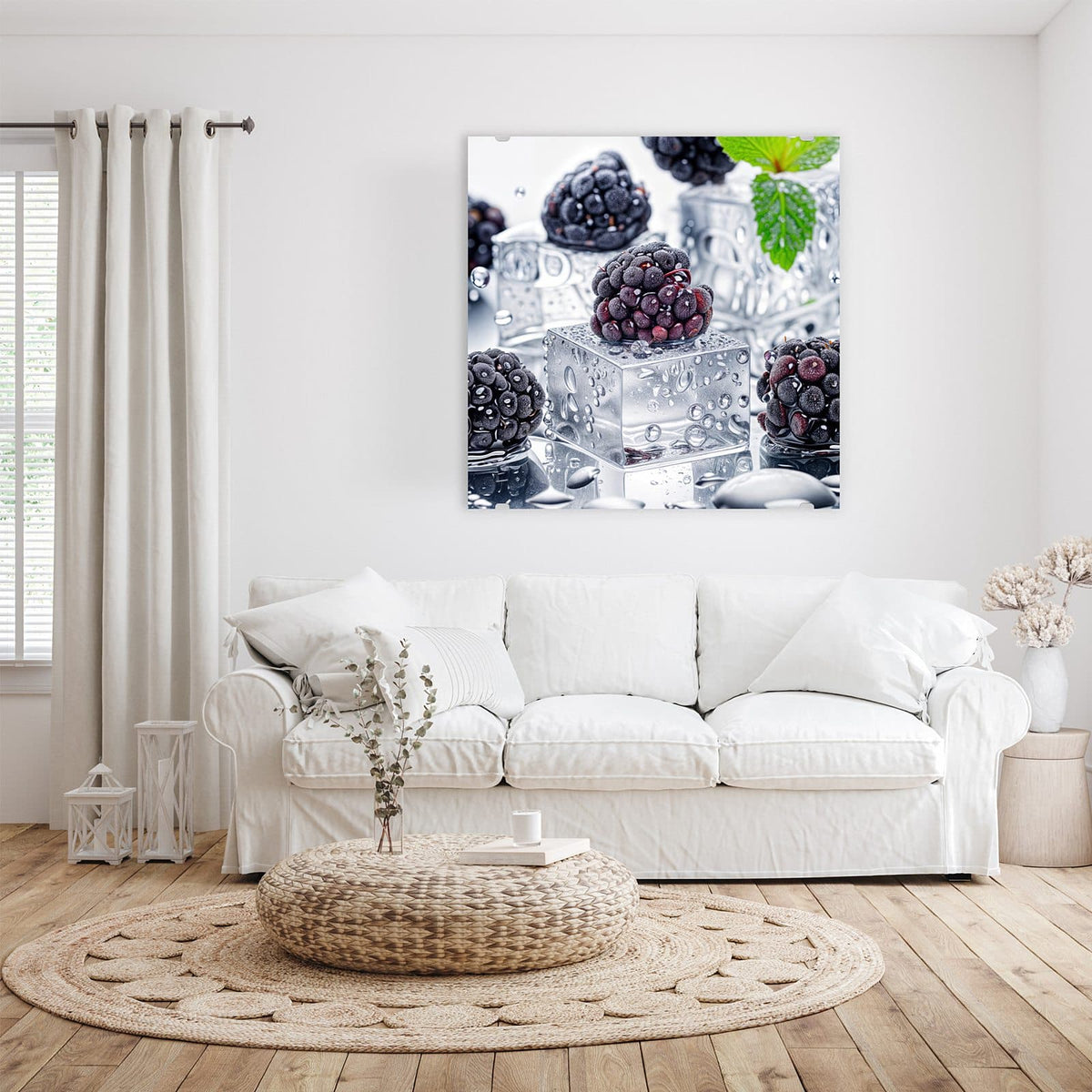 Glasbild Brombeeren auf Eis an der Wand – Reife Brombeeren auf klaren Eiswürfeln mit Wassertropfen und einem grünen Blatt