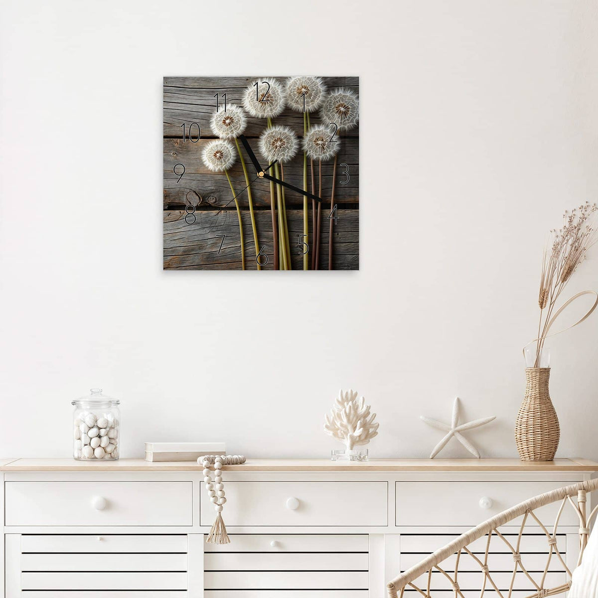Wanduhr Pusteblumen auf Holz aus Glas – Quadratisch 30 × 30 cm – Weiße Pusteblumen vor grauem Holz