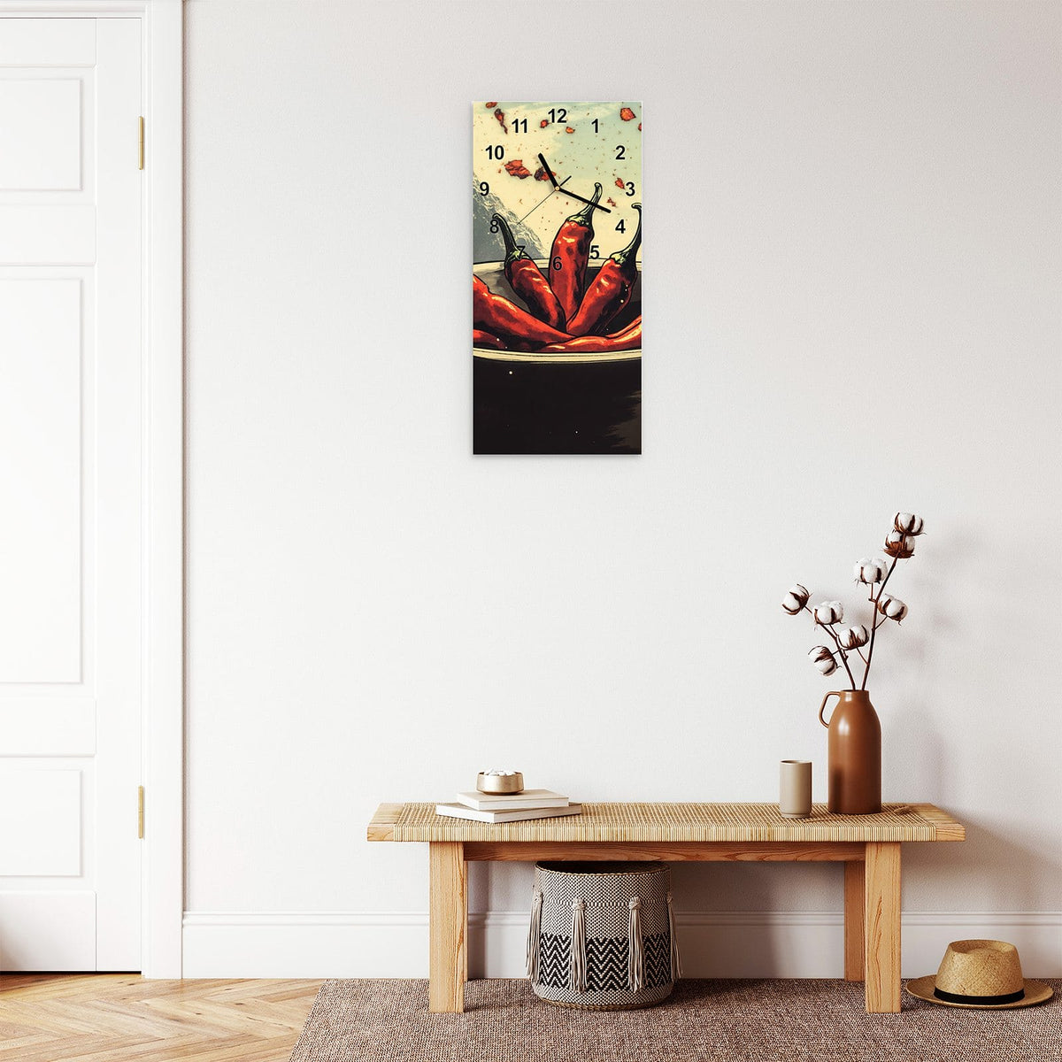 Wanduhr aus Glas im Hochformat Schale mit Chilis mit Ziffernblatt Modern über einer Holzbank im Flur