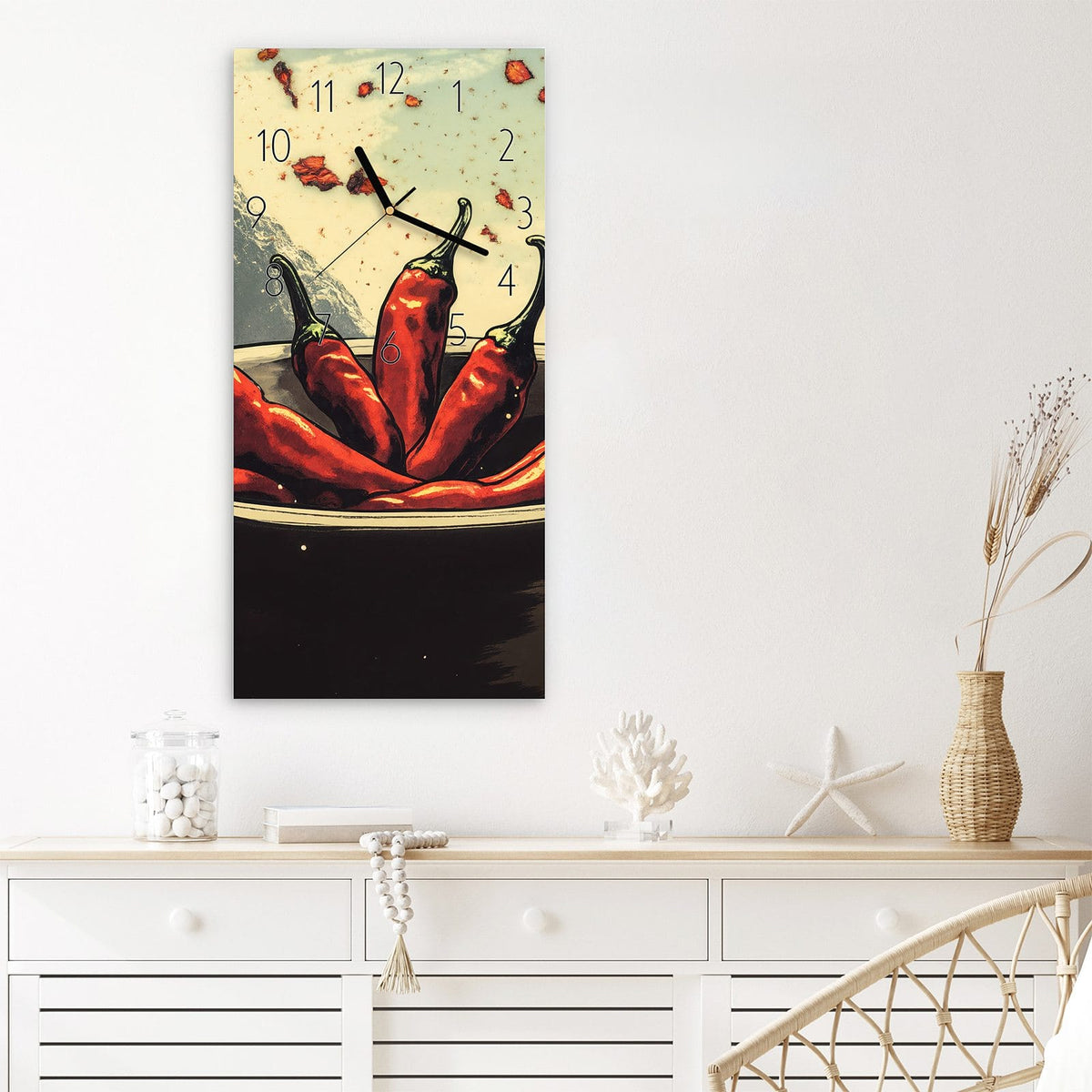 Wanduhr aus Glas im Hochformat Schale mit Chilis mit Ziffernblatt Elegant über einem weißen Sideboard