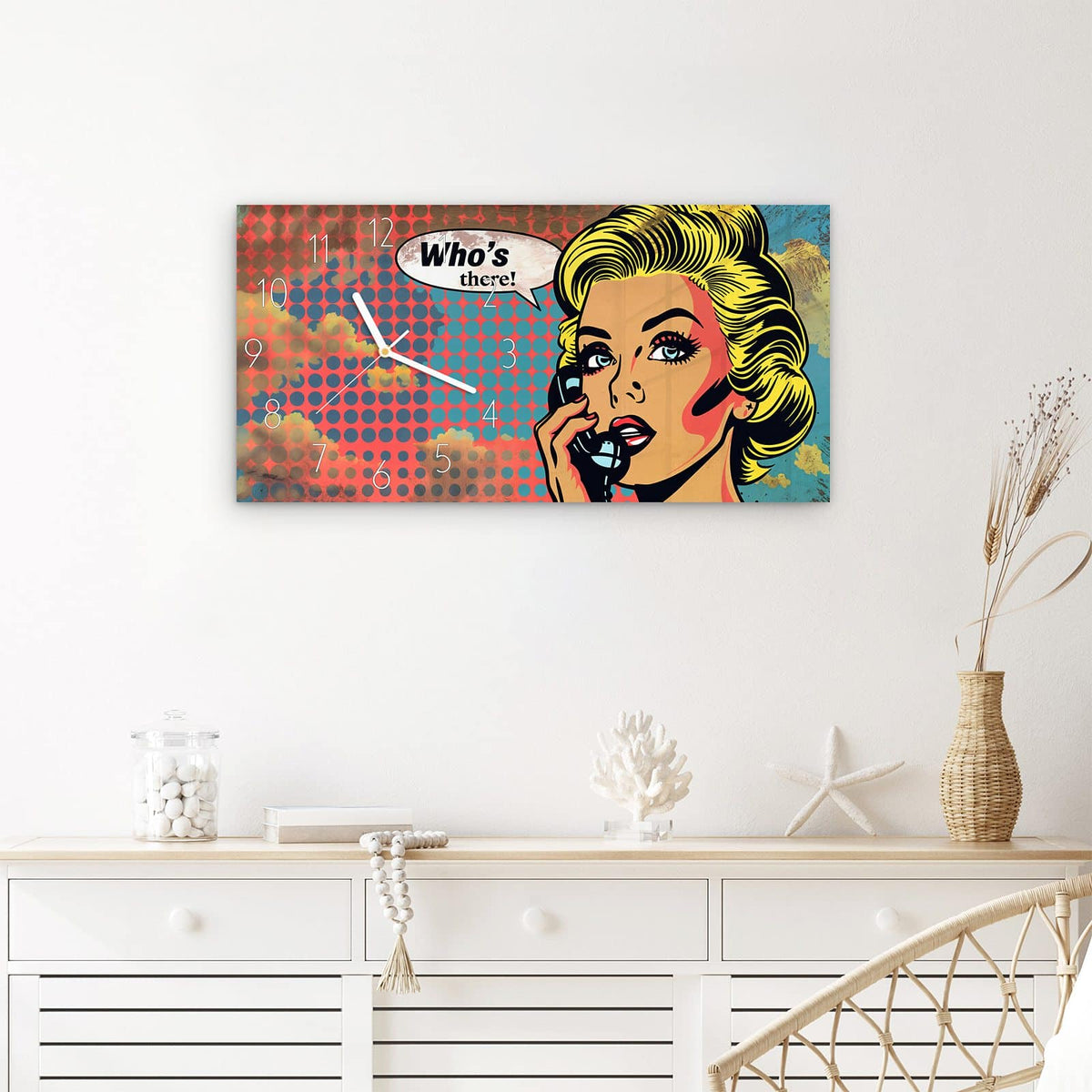 Wanduhr Telefonierende Frau aus Glas – Querformat 60 × 30 cm – Pop-Art-Frau mit Telefon und Sprechblase