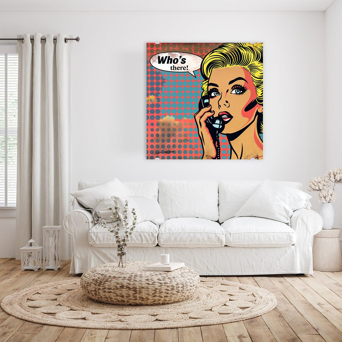 Glasbild Telefonierende Frau an der Wand – Pop-Art-Blondine mit Telefonhörer und Sprechblase vor Rasterpunkt-Hintergrund