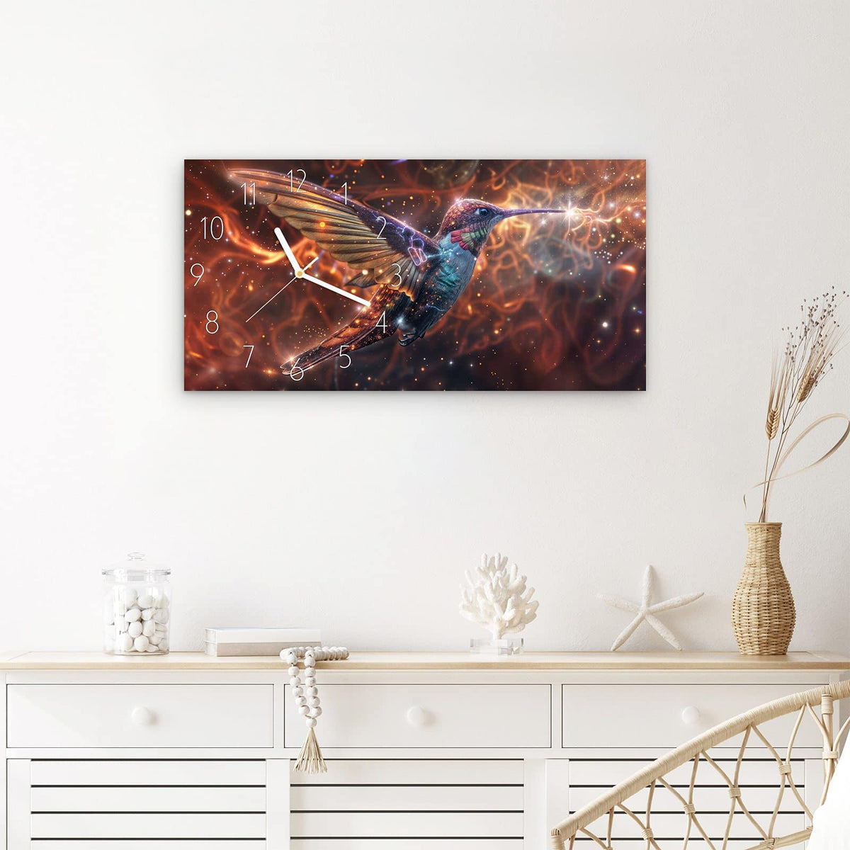 Wanduhr Schimmernder Kolibri aus Glas – Querformat 60 × 30 cm – Schillernder Kolibri vor funkelnden Lichtern