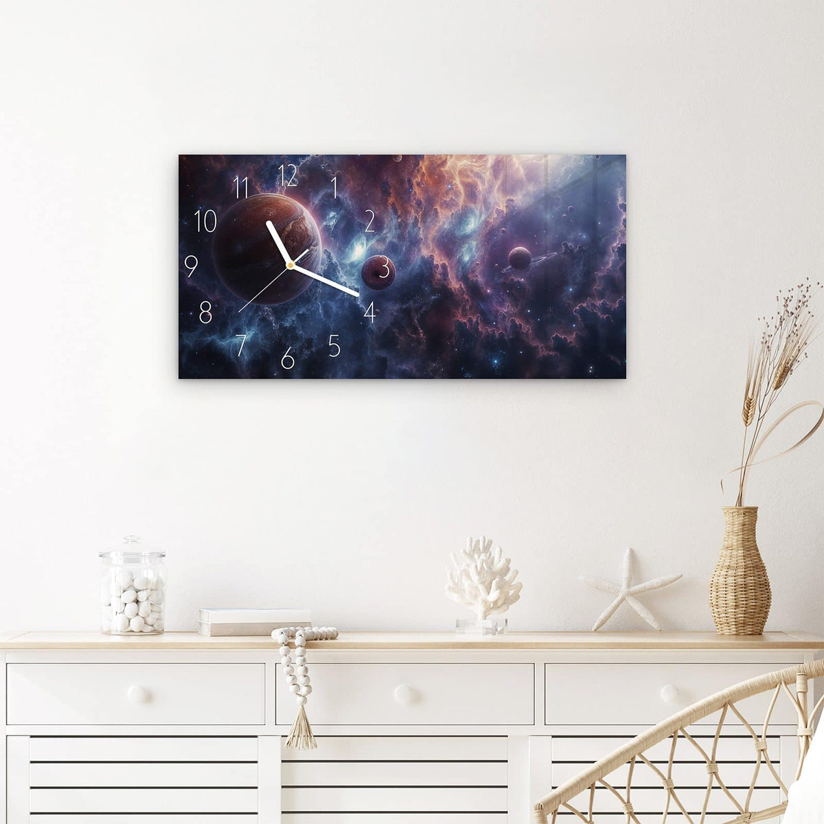 Wanduhr Galaktische Welten aus Glas – Querformat 60 × 30 cm – Planeten vor farbenprächtigem Nebel