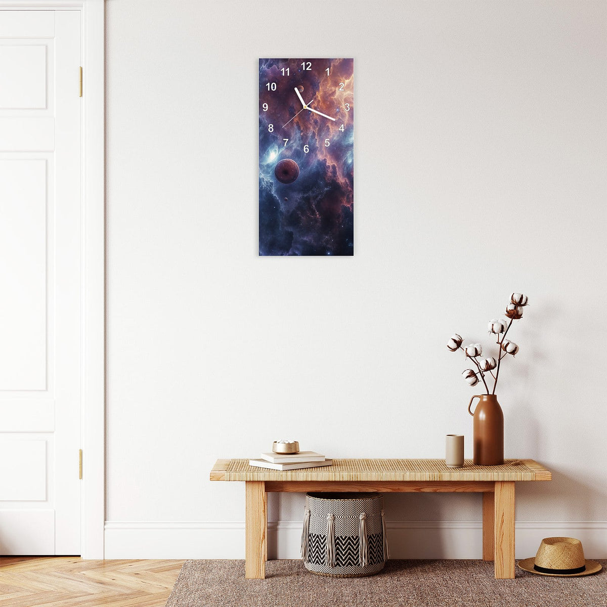 Wanduhr aus Glas im Hochformat Zwei Planeten im Nebel mit Ziffernblatt Modern über einer Holzbank im Flur