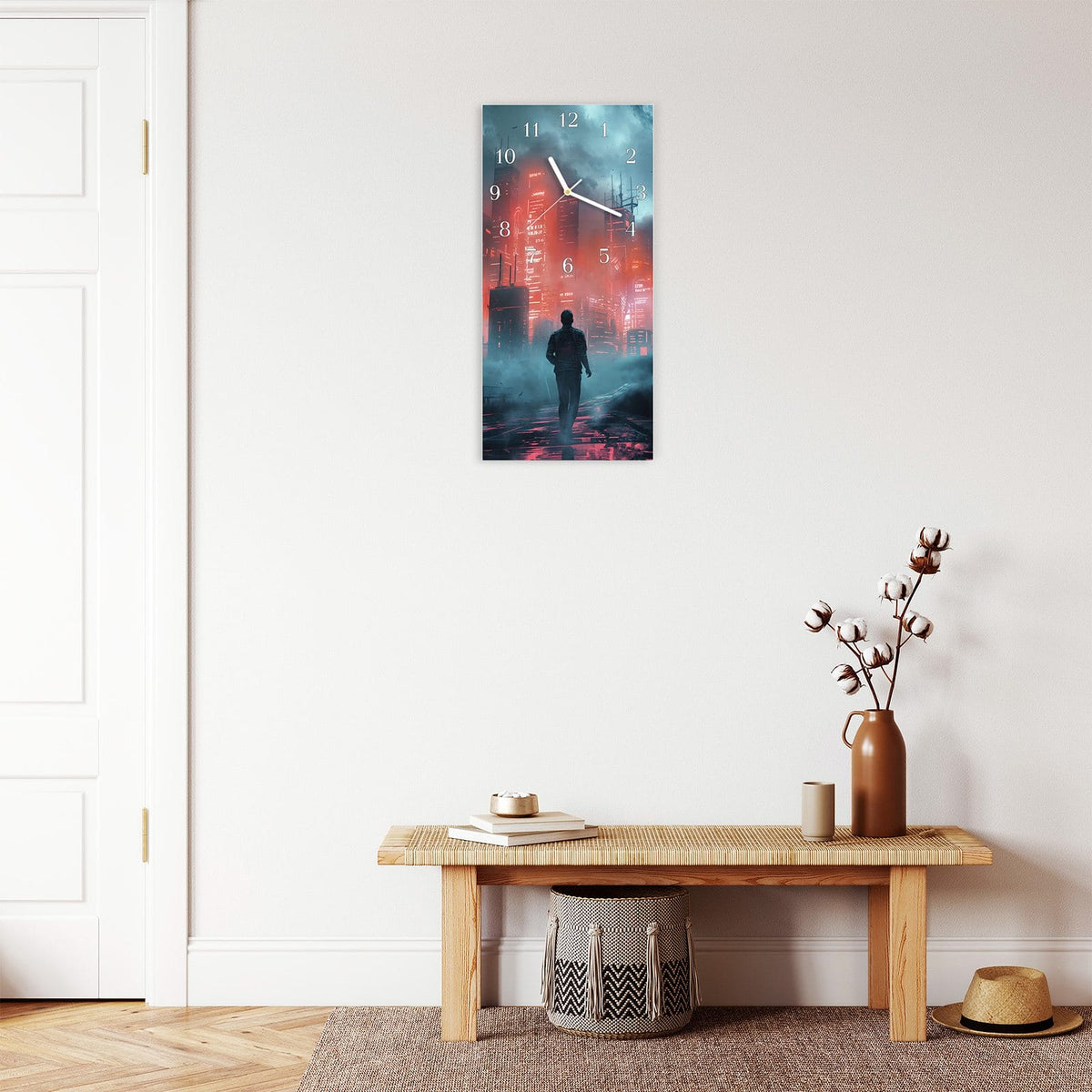 Wanduhr aus Glas im Hochformat Stadt im roten Neonlicht mit Ziffernblatt Klassisch über einer Holzbank im Flur