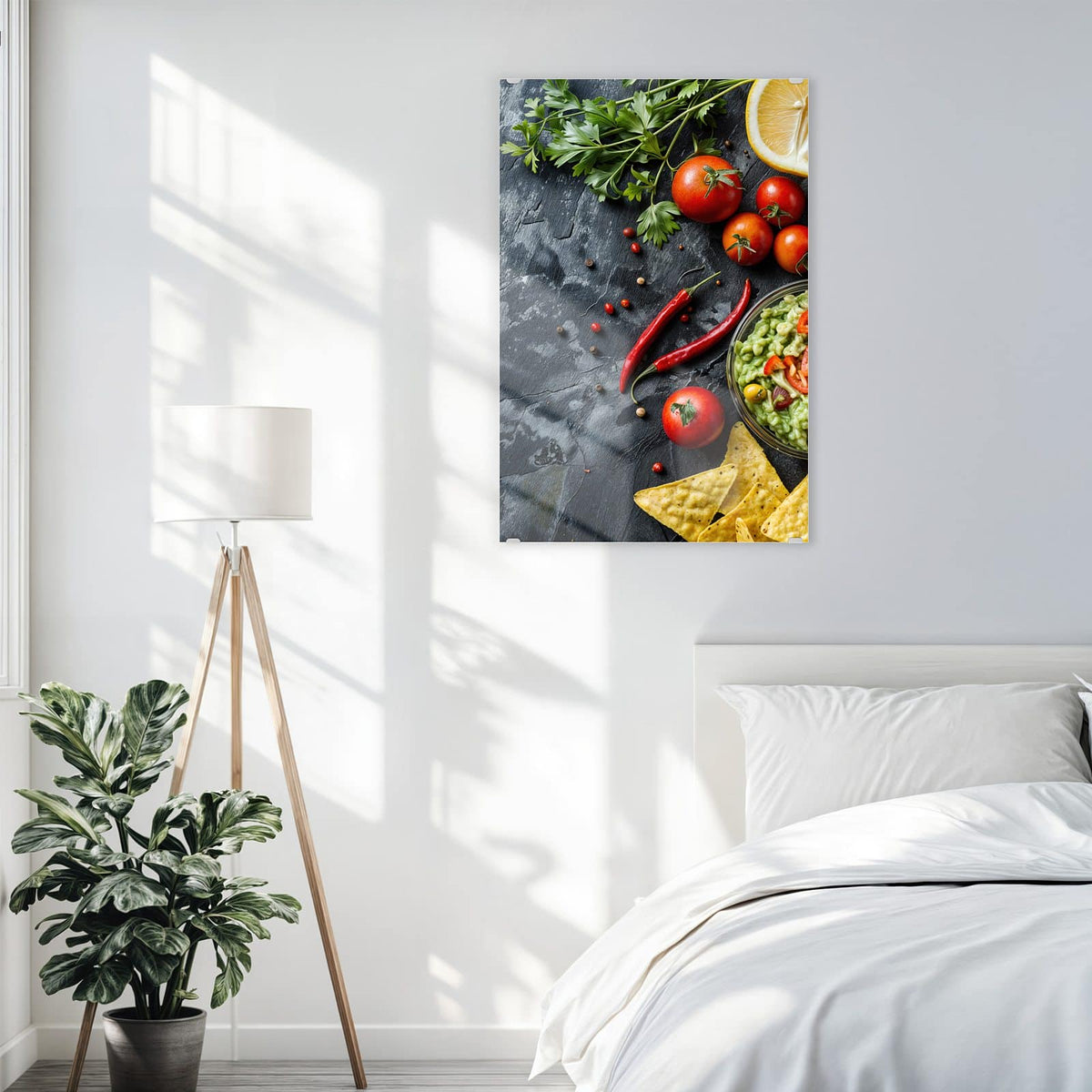Glasbild Guacamole mit Nachos an der Wand – Schale Guacamole mit Chili, dazu Tomaten, Zitronen, Petersilie und Tortillachips auf Schiefer