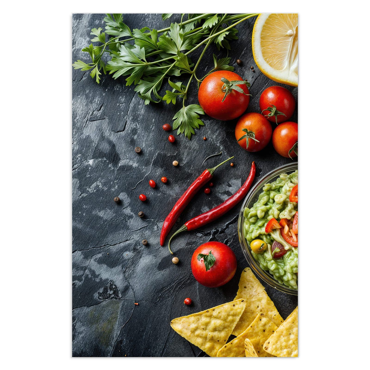 Schale Guacamole mit Chili, dazu Tomaten, Zitronen, Petersilie und Tortillachips auf Schiefer