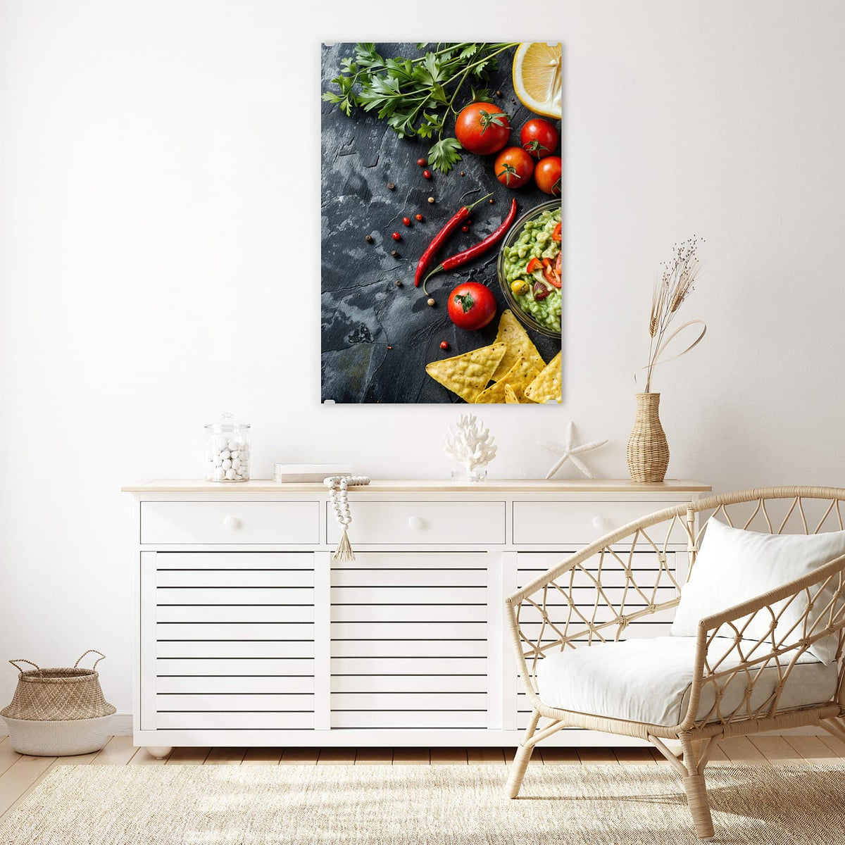 Glasbild Guacamole mit Nachos an der Wand – Schale Guacamole mit Chili, dazu Tomaten, Zitronen, Petersilie und Tortillachips auf Schiefer