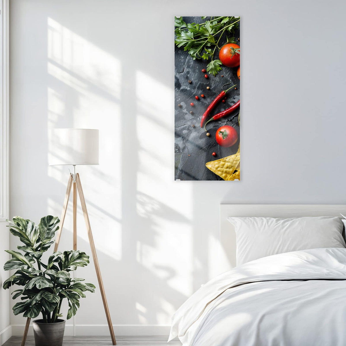 Glasbild Guacamole mit Nachos an der Wand – Schale Guacamole mit Chili, dazu Tomaten, Zitronen, Petersilie und Tortillachips auf Schiefer