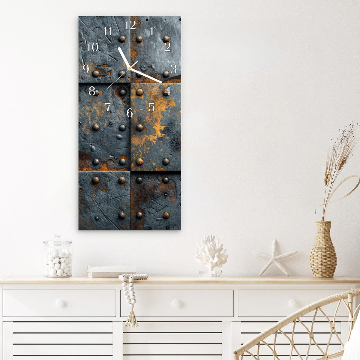 Wanduhr aus Glas im Hochformat Rostige Eisenplatten mit Ziffernblatt Klassisch über einem weißen Sideboard