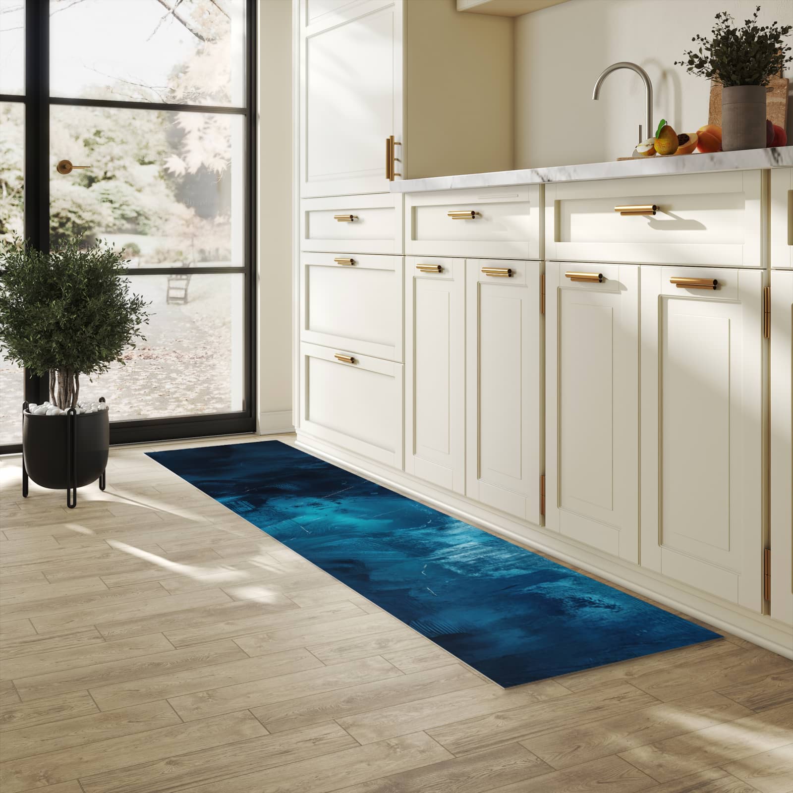 Geruchsneutraler Küchenläufer nach Maß mit Motiv Abstrakte Blautöne in heller Küche