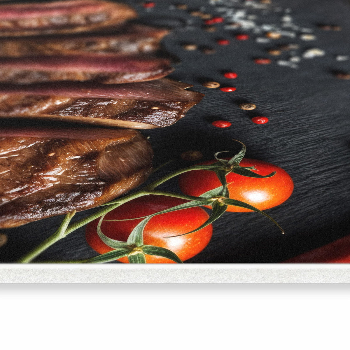 Komfortabler langer Teppich mit Motiv Gegrilltes Steak Teller in seitlicher Ansicht