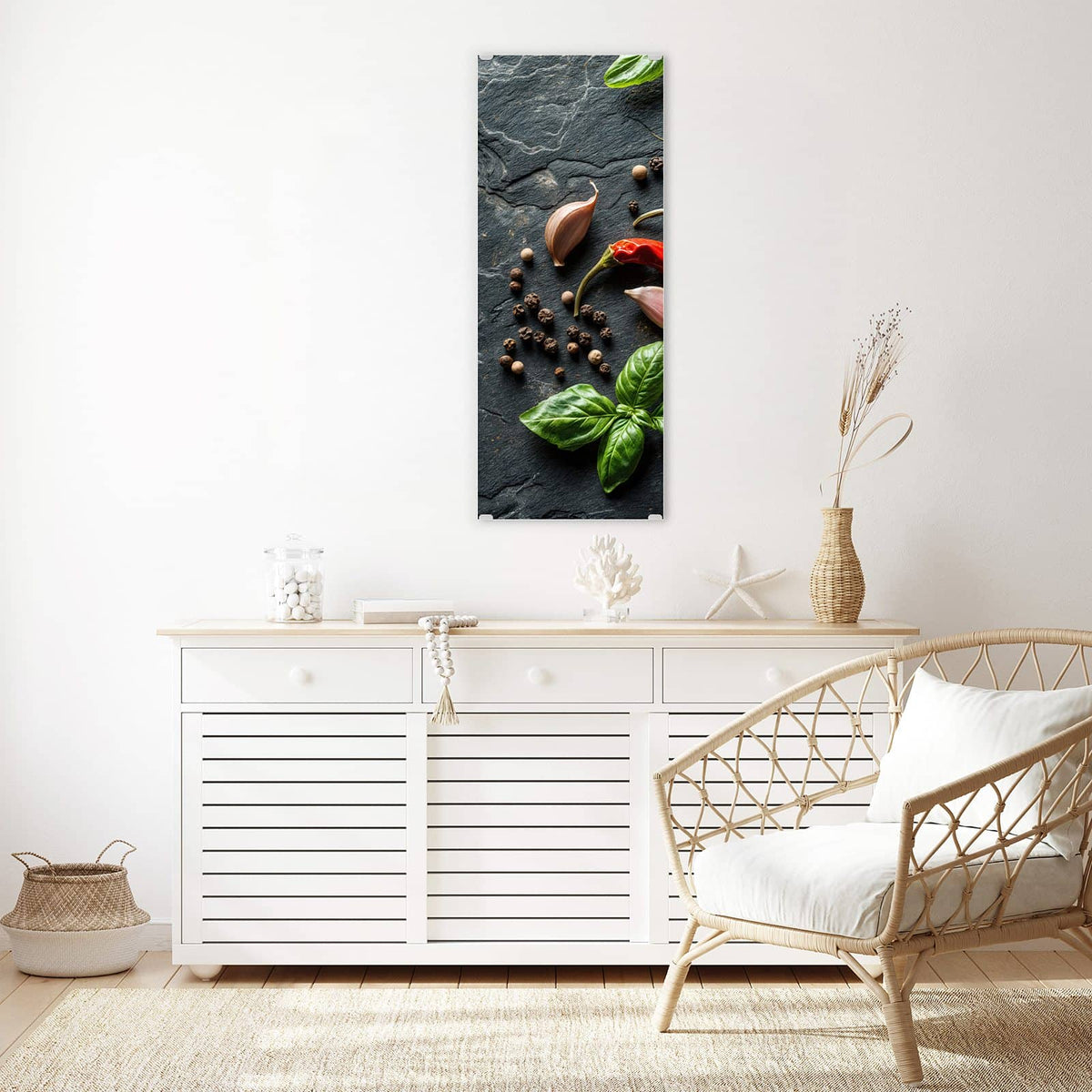 Glasbild Gewürze in Silberlöffeln an der Wand – Antike Silberlöffel mit Pfeffermix, Kurkuma und grobem Salz auf Schiefer, dazu Chilis und Basilikum