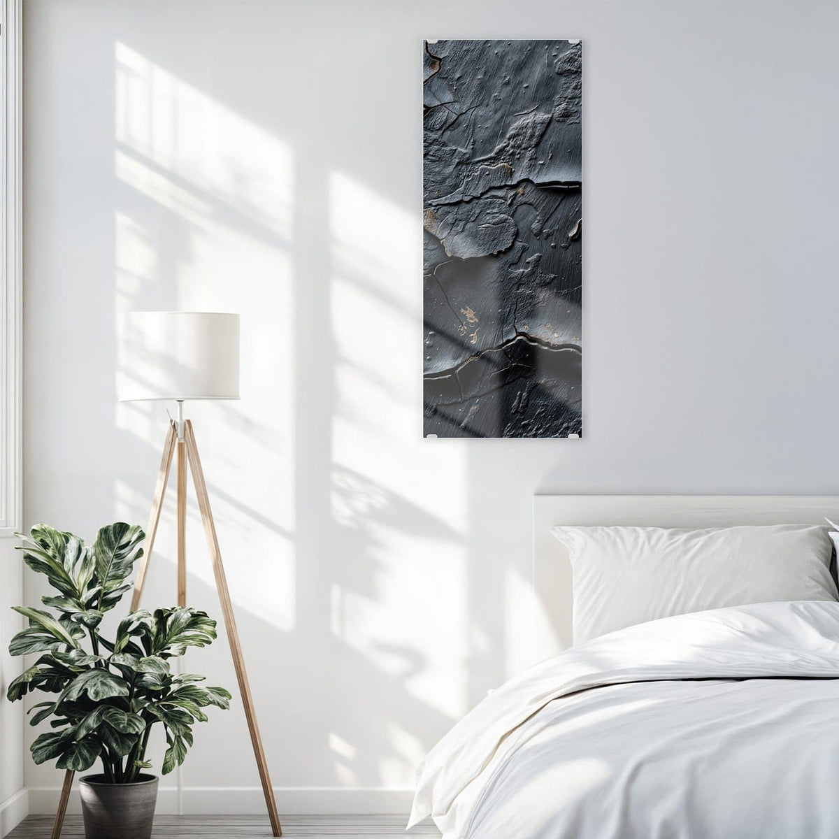 Glasbild Risse in Anthrazit an der Wand – Fast schwarze, abgeplatzte Farbschollen mit wenigen rostigen Sprenkeln