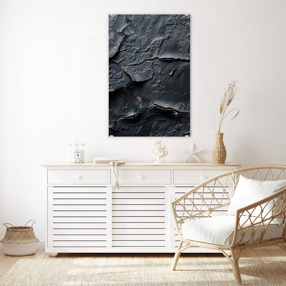 Glasbild Risse in Anthrazit an der Wand – Fast schwarze, abgeplatzte Farbschollen mit wenigen rostigen Sprenkeln