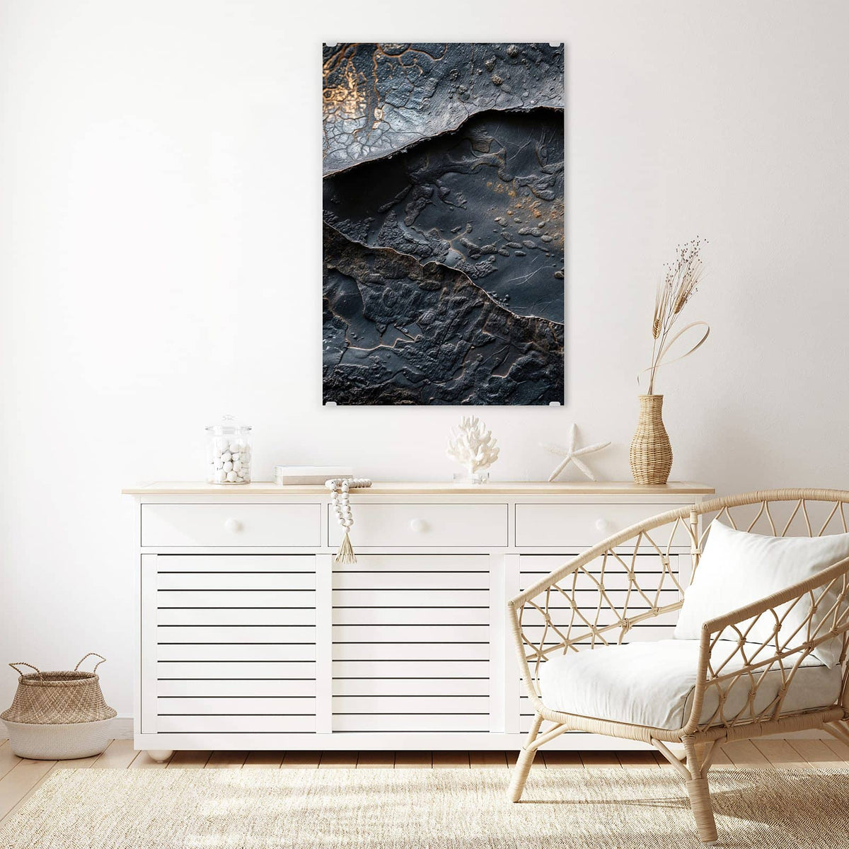 Glasbild Dunkle Bronzetextur an der Wand – Fast schwarze, aufgebrochene Schieferschichten mit bronzenem Schimmer