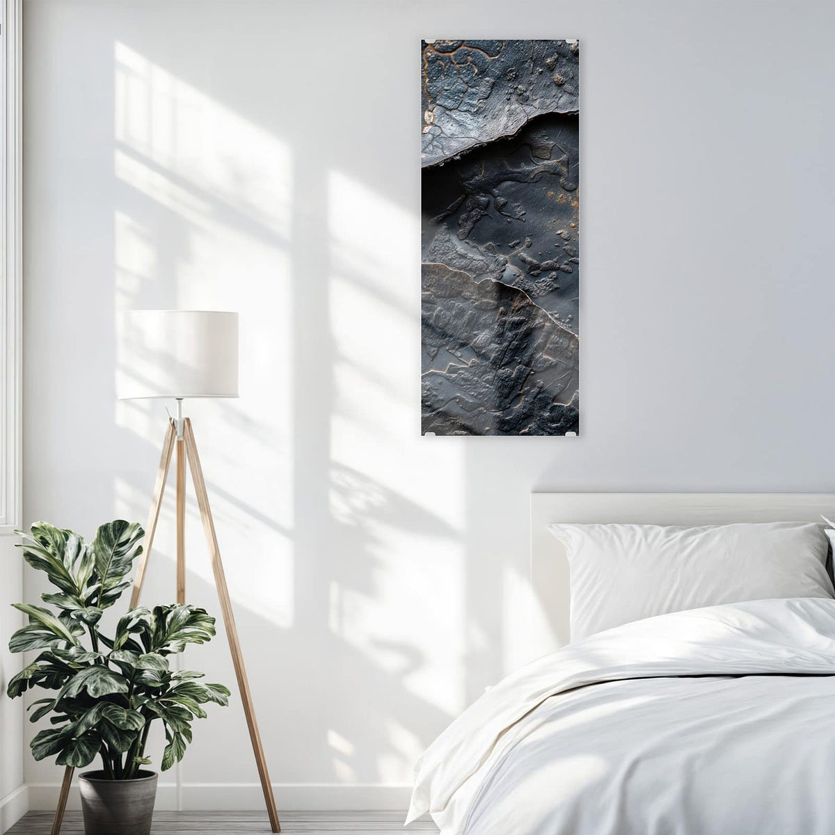 Glasbild Dunkle Bronzetextur an der Wand – Fast schwarze, aufgebrochene Schieferschichten mit bronzenem Schimmer